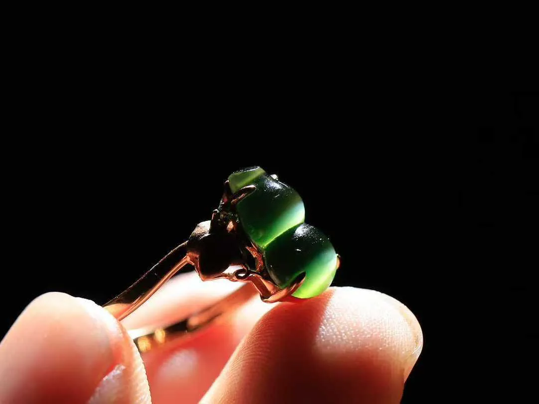 【金镶玉.福禄.戒指】

精品和田玉碧玉猫眼18k金镶嵌葫芦戒指，玉质细腻油润，造型饱满圆润，手感上佳。精工雕刻，葫芦取其谐音福禄，寓意子孙万代，葫芦通“福禄”，祈福平安，福禄齐康，静心洗凡尘。尺寸17.2-11.7-6.8mm 重2.4克 26151464A