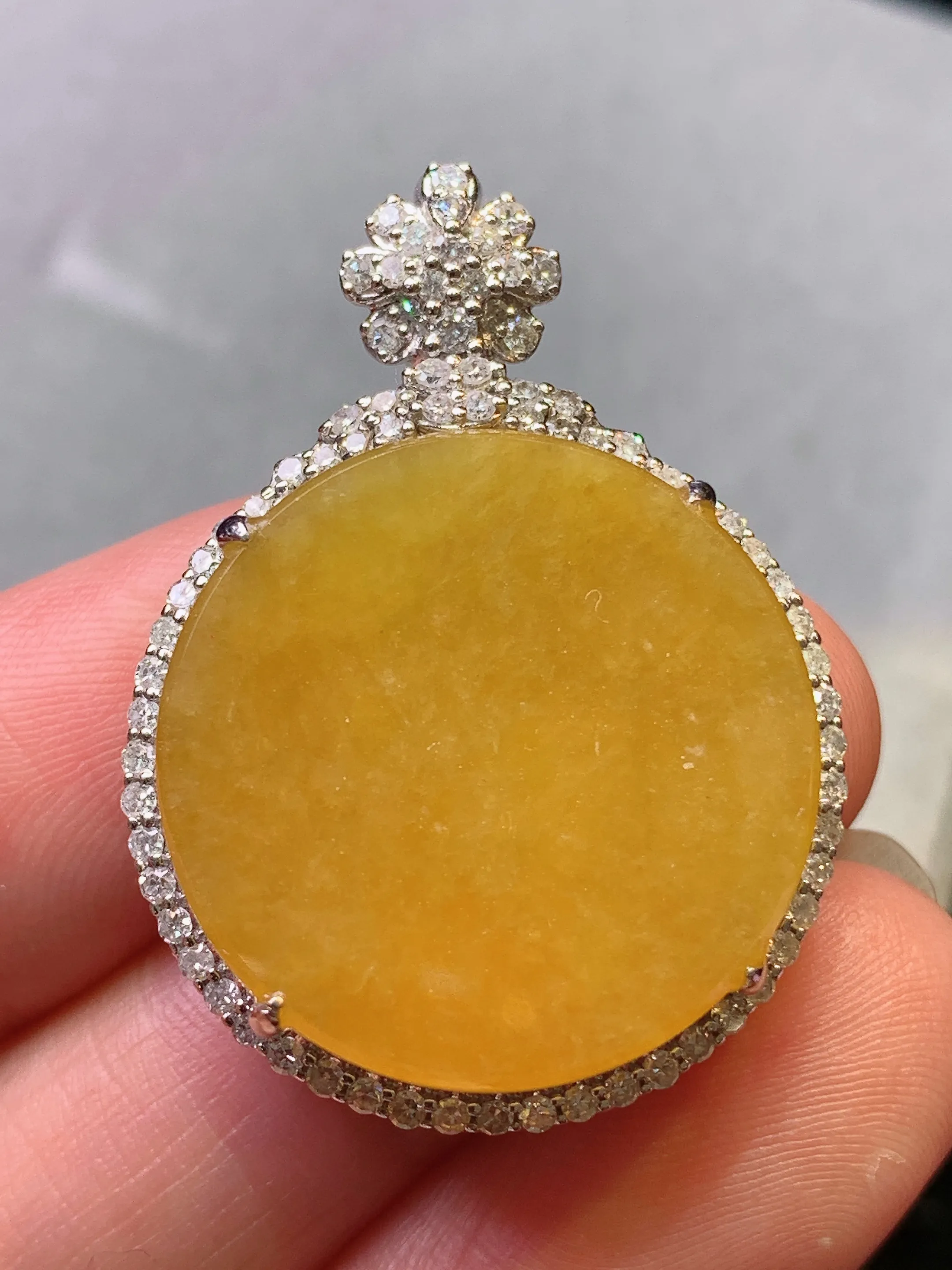 18k金钻镶嵌黄翡圆牌吊坠 玉质细腻 色泽清新艳丽 整体尺寸33.8*24.6*8.2