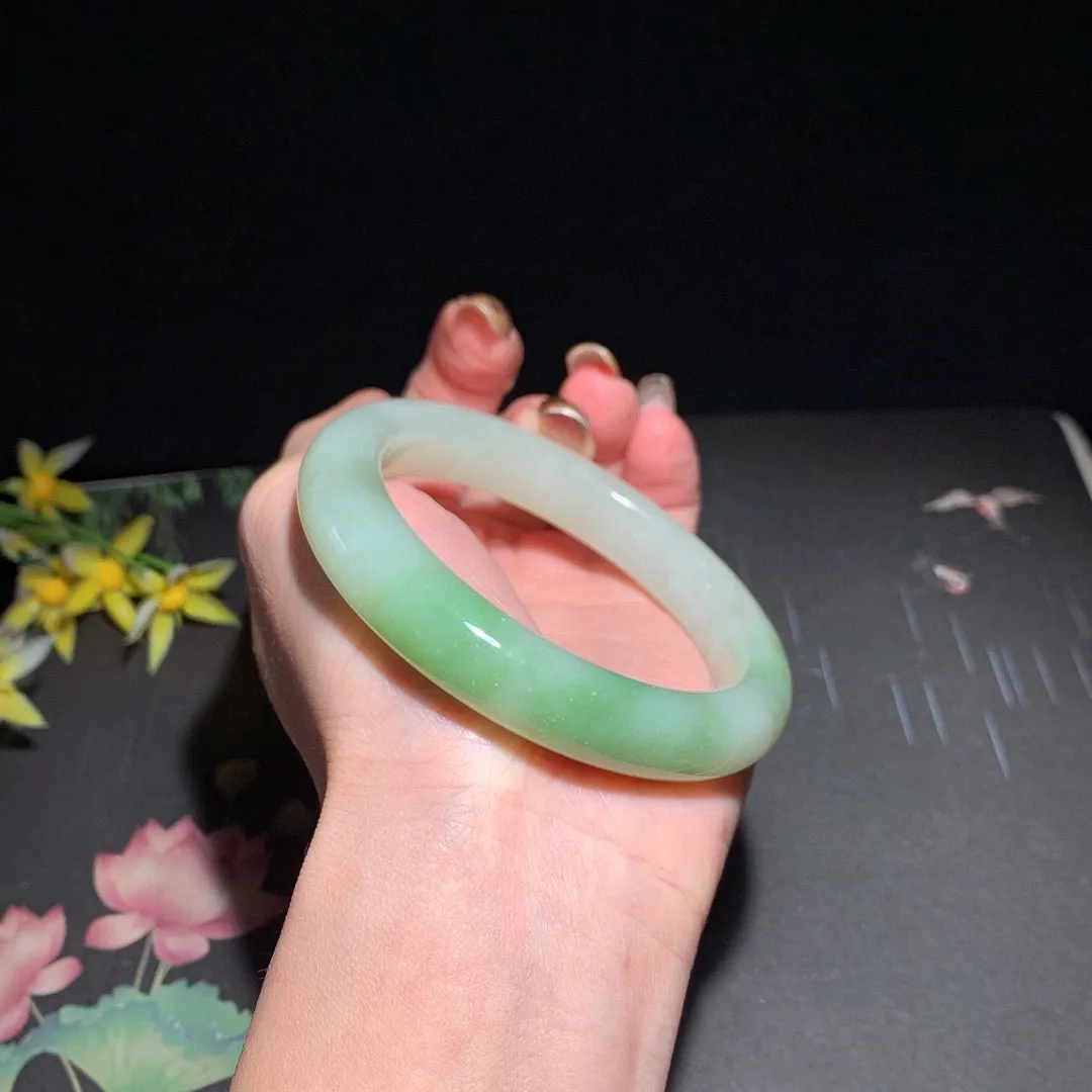 和田玉58圈口翠青手镯！玉质细腻油润 底色纯净 无裂无黑 脂粉好，品质高