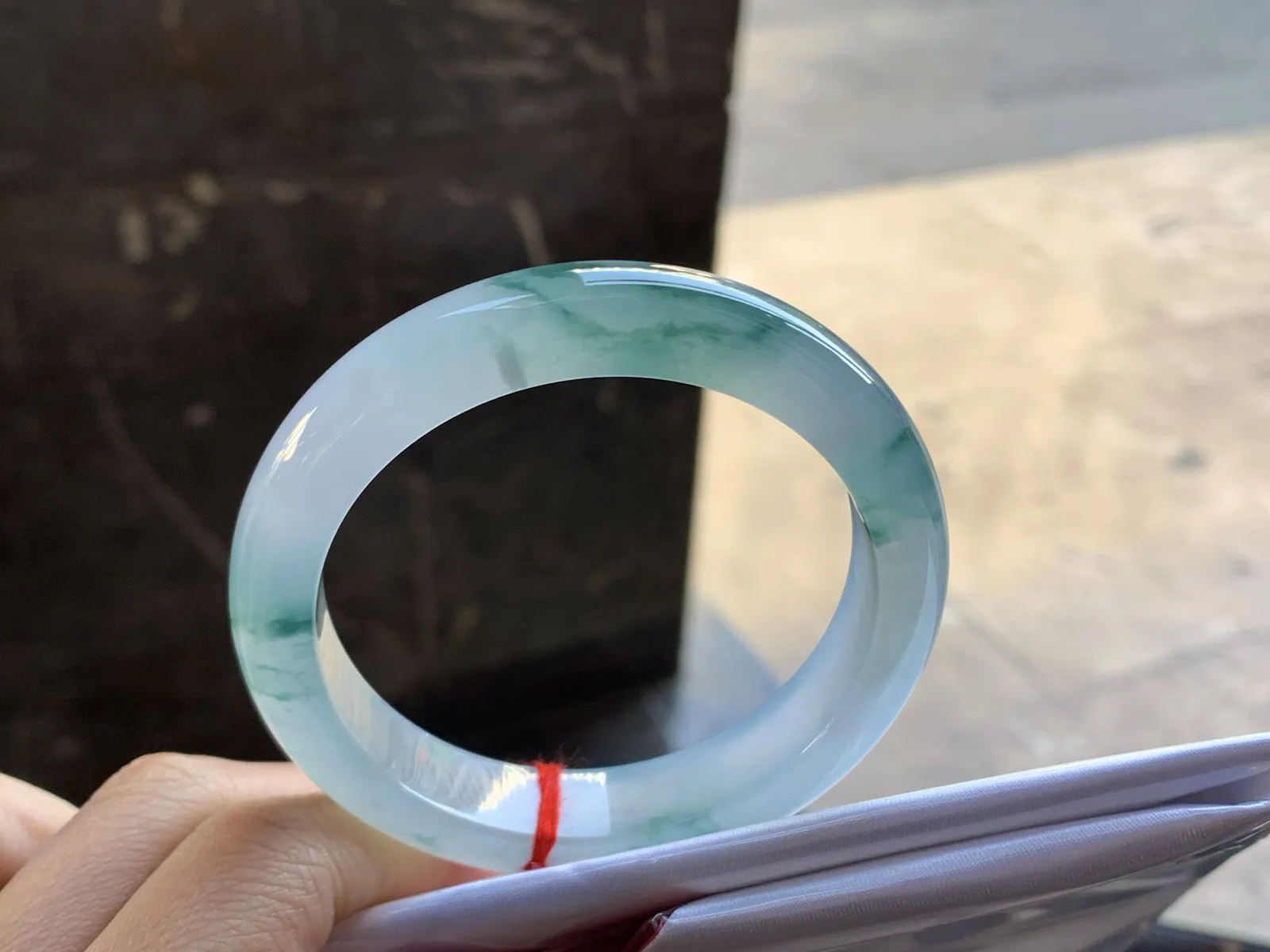 冰蓝花手镯
尺寸：56-12-8.6mm
种老肉细 飘花点缀