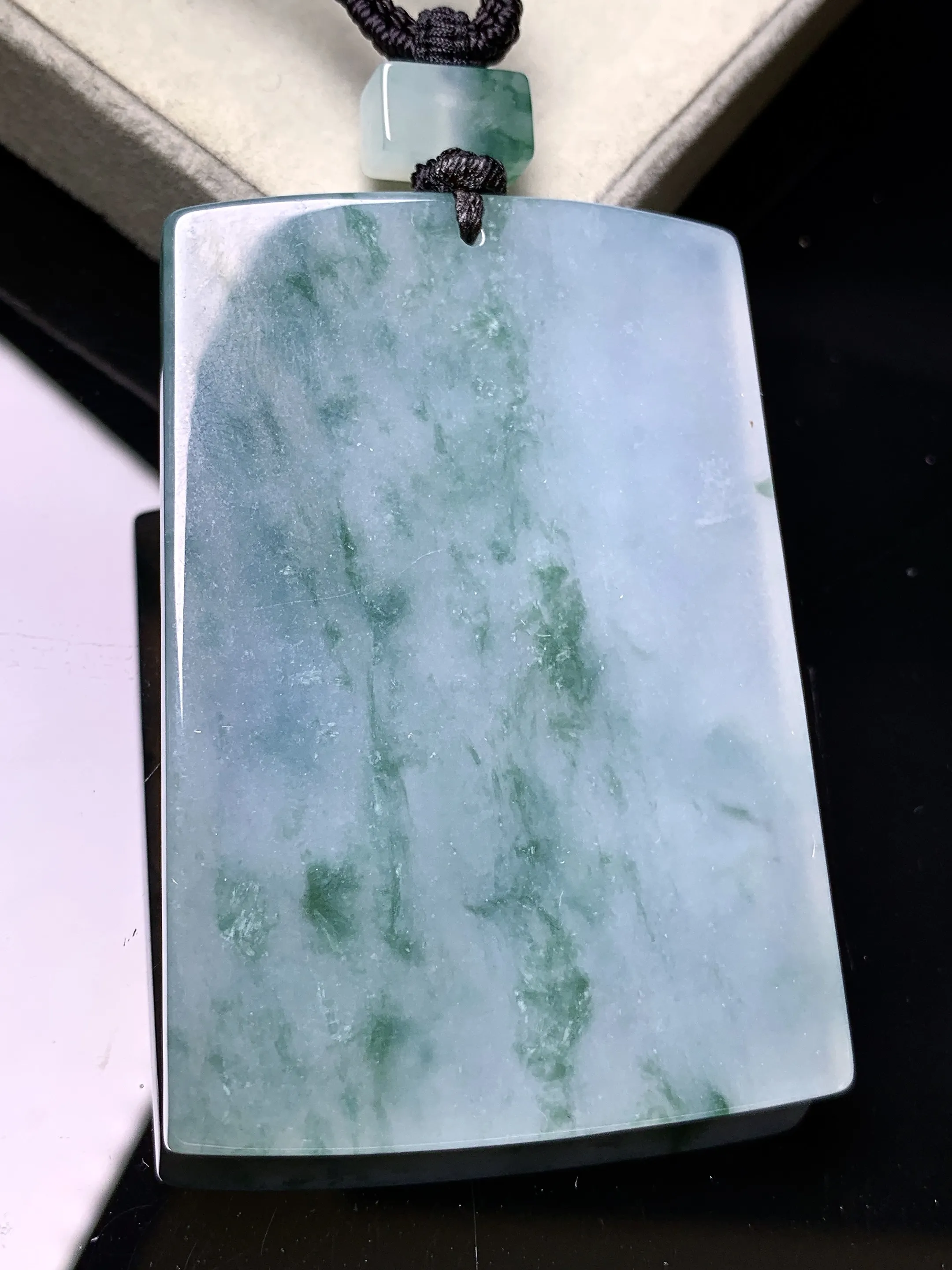 飘花无事牌吊坠 玉质细腻 色泽清新艳丽 整体尺寸60.8*42*5.5