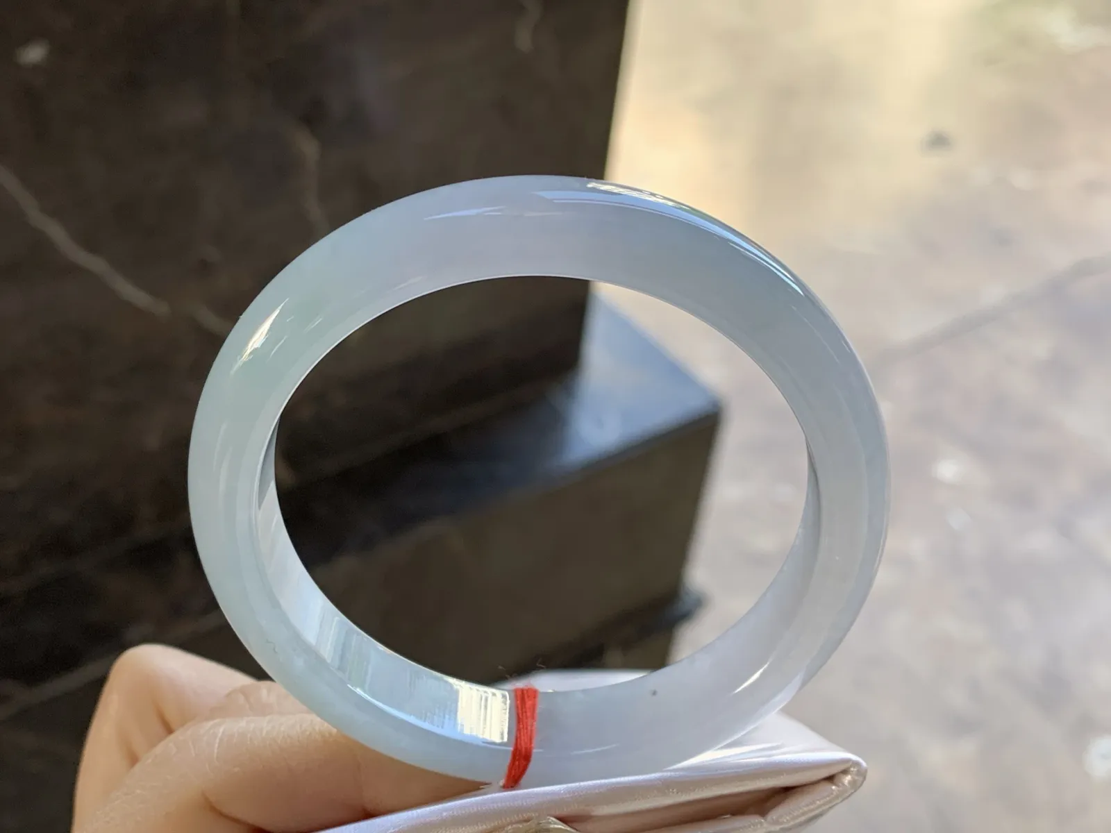 细糯手镯
尺寸：60-12.2-8.3mm
底子细腻有种水 大圈口