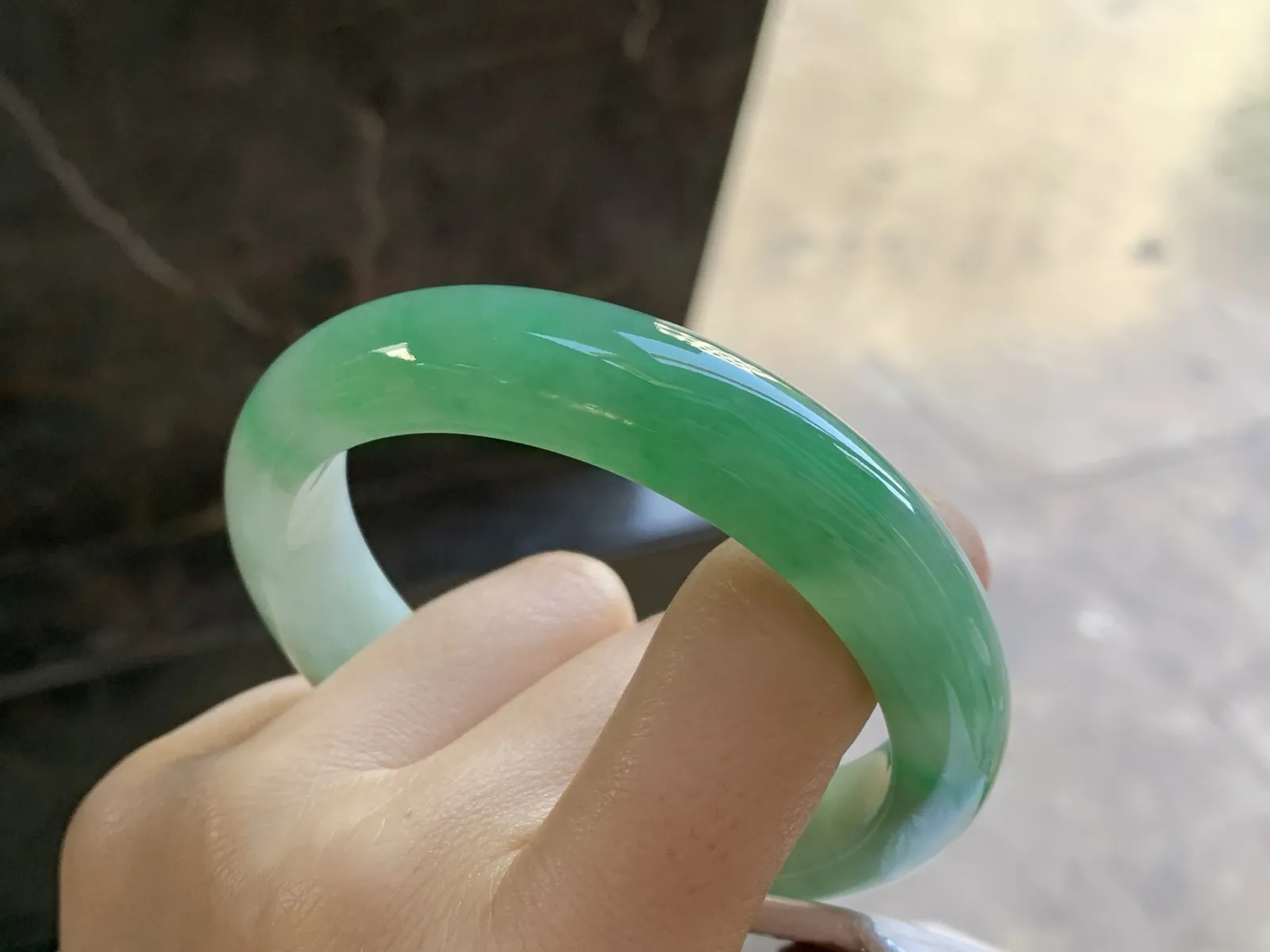 带色手镯
尺寸：57-12.6-8.5mm
肉质细腻 一段绿色浓郁