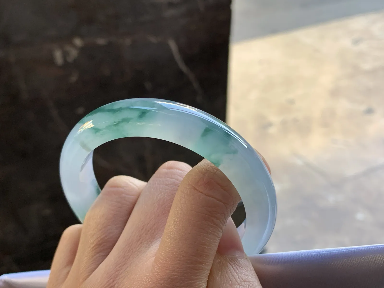 冰蓝花手镯
尺寸：56-12-8.6mm
种老肉细 飘花点缀