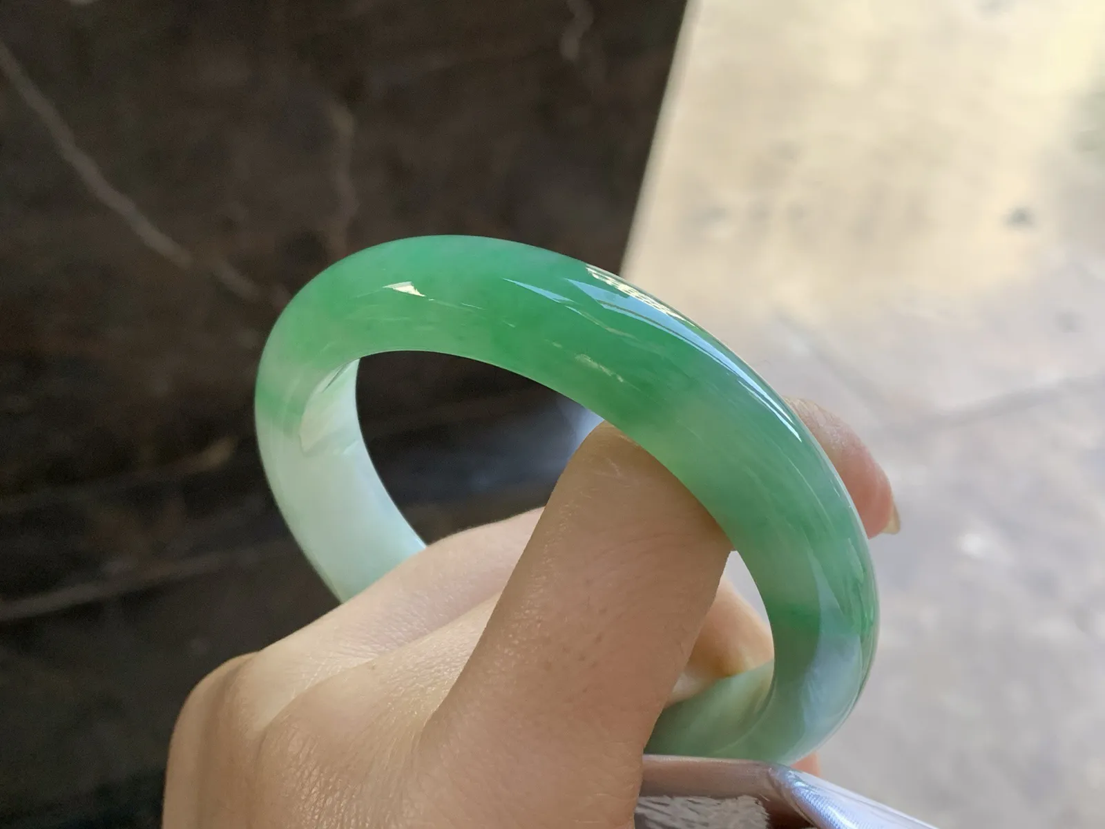 带色手镯
尺寸：57-12.6-8.5mm
肉质细腻 一段绿色浓郁