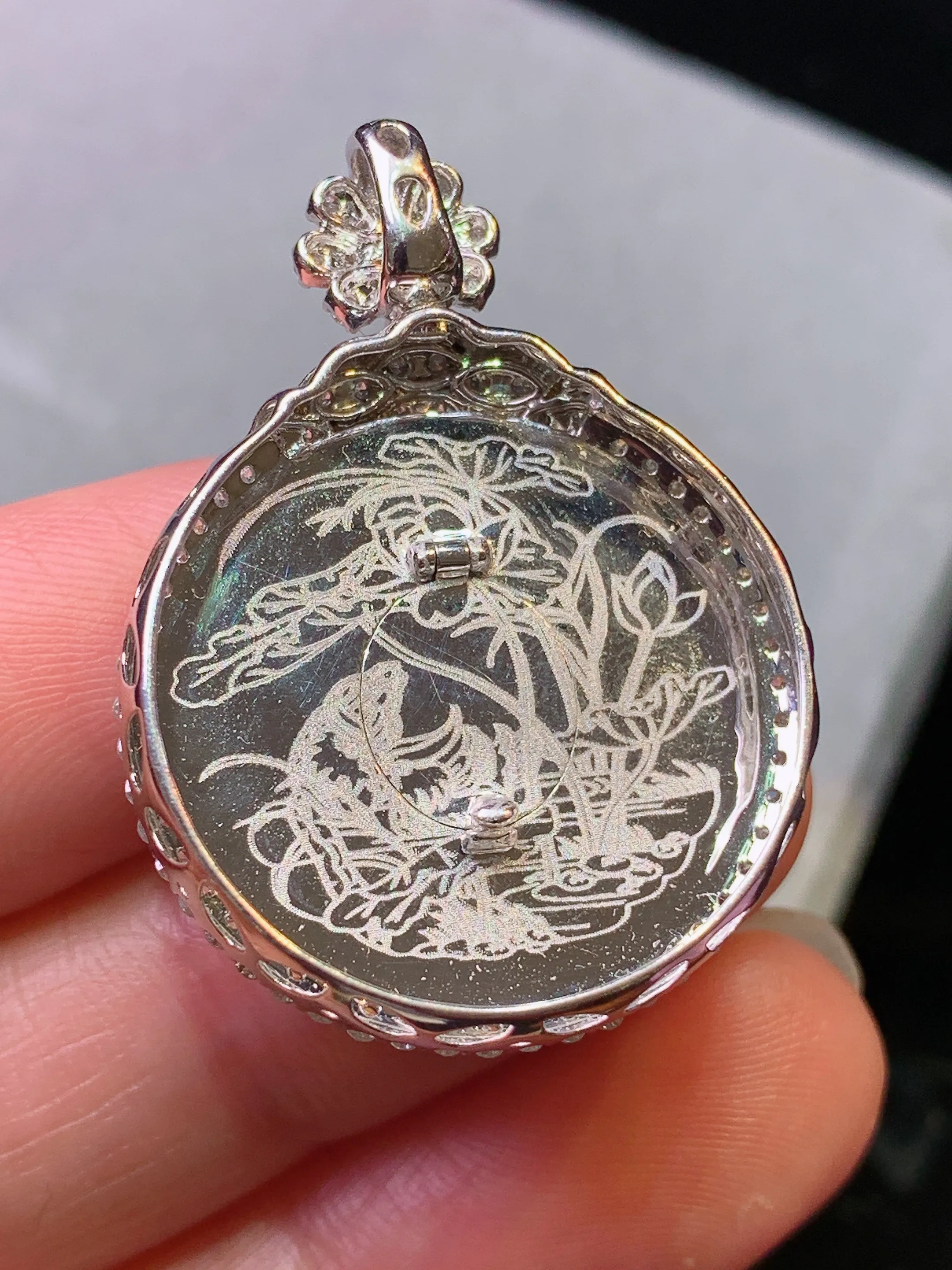 18k金钻镶嵌黄翡圆牌吊坠 玉质细腻 色泽清新艳丽 整体尺寸33.8*24.6*8.2