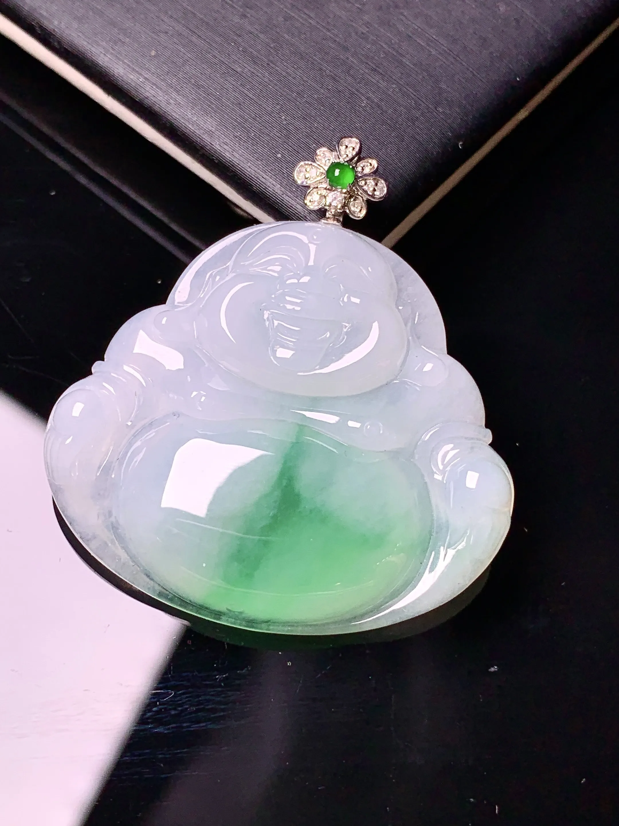 18k金钻镶嵌冰种飘绿佛公吊坠 玉质细腻 色泽清新艳丽 整体尺寸36.8*34*5.8
