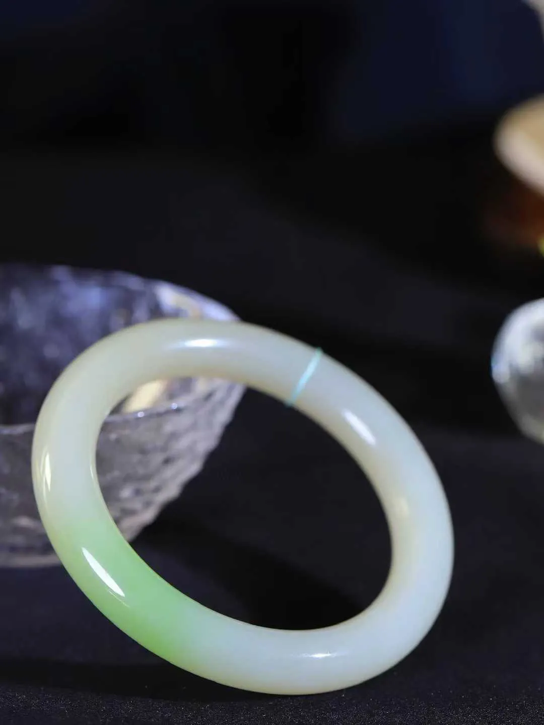 【翠色怡人.手镯】

精品和田玉翠青手镯，精品吧美镯，玉质细腻饱满，️温润脂香，仙雾缥缈，怡静如画，意蕴十足～，戴于腕间，神秘与高贵并存，给人以出尘的风雅，优美脱俗，气质非凡。重59克 内径56mm尺寸11.3-10.4mm19101200A