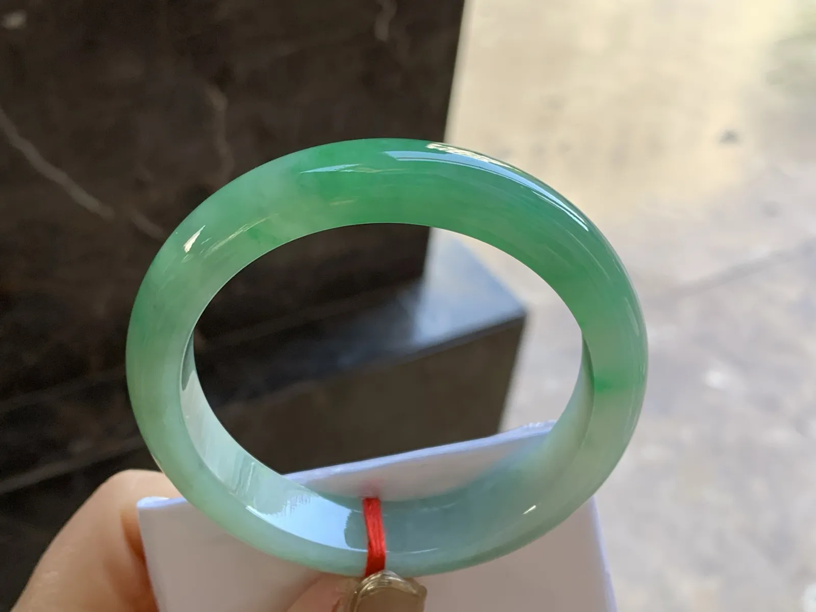 带色手镯
尺寸：57-12.6-8.5mm
肉质细腻 一段绿色浓郁