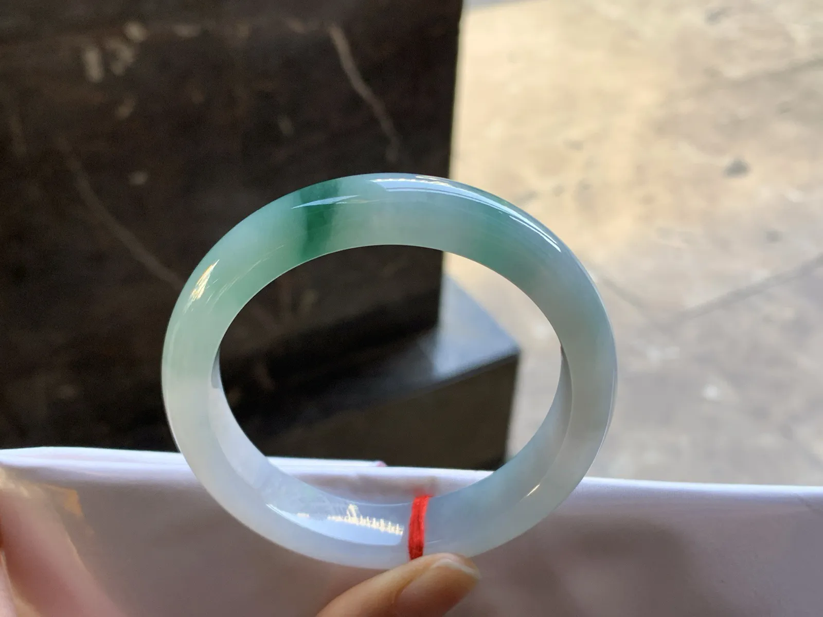 飘花手镯
尺寸：57-13.2-8.6mm
底子细腻干净