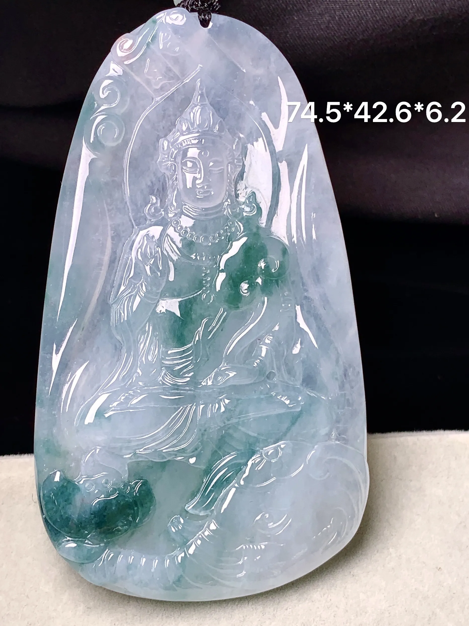 飘绿观音菩萨吊坠 玉质细腻 色泽清新艳丽 整体尺寸74.5*42.6*6.2