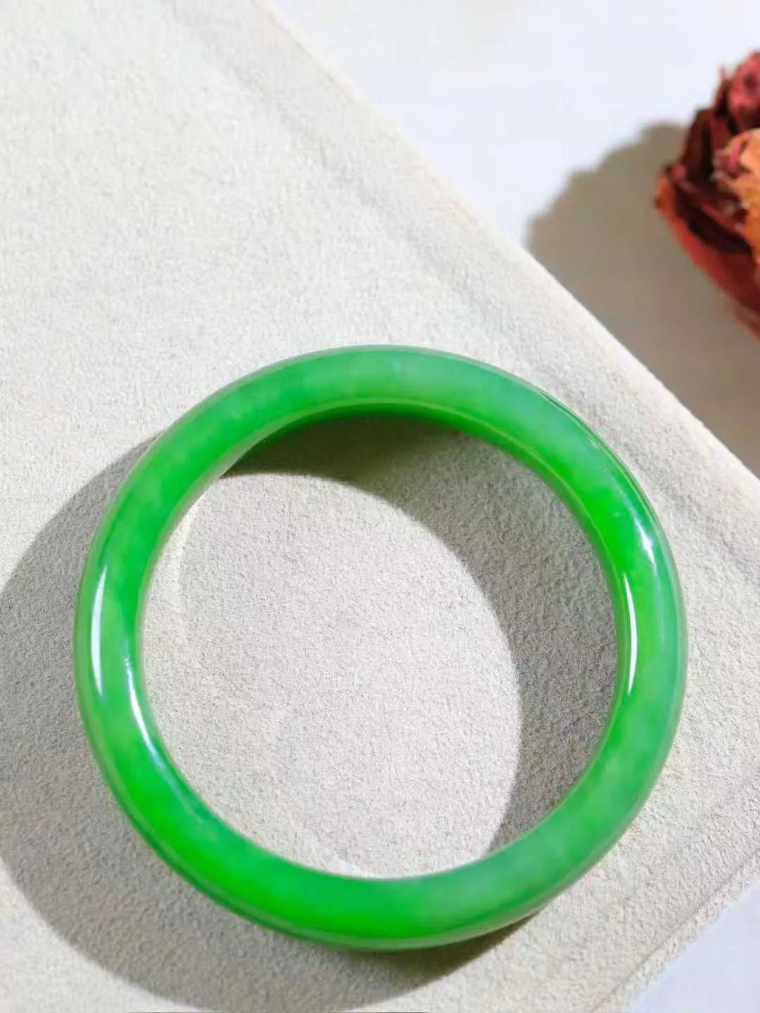 【碧色荡漾·手镯】

精品和田玉碧玉手镯，玉质细腻温润，手感舒适，️线条流畅，简约大气，美自天成，佩戴于腕间，婉约之美，举手投足间透出那份低调奢华，醉人心扉。重35.4克  内径圈口50mm  尺寸10.8-7.5mm  FDA-66161233