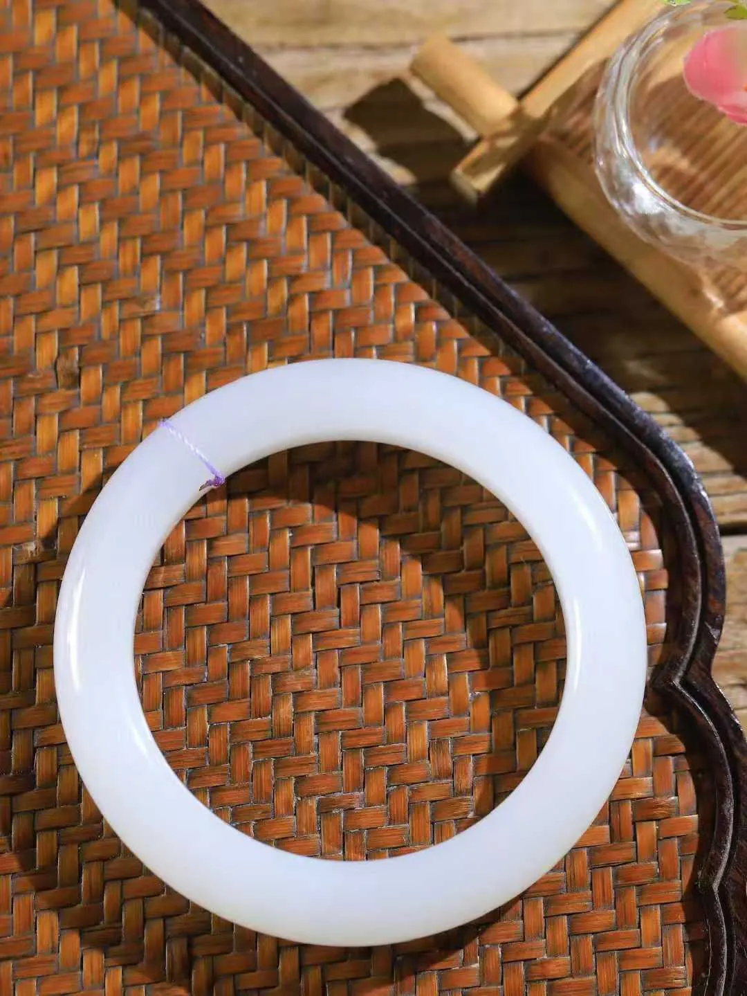 [温润如玉.手镯]

精品️和田玉白玉手镯。玉质温润细腻 油性十足 手感舒适，高华雅逸，线条流畅，简约大气，美自天成，素雅高贵。佩戴于腕间，婉约之美，举手投足间透出那份低调奢华。重73克 内径59mm尺寸12.4-10.9mm 78171214A