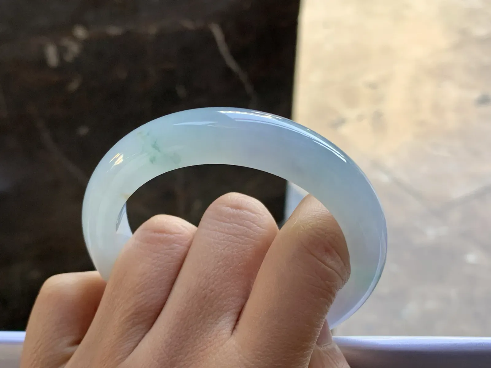 飘花手镯
尺寸：55-13.4-9mm
种水好 底色漂亮