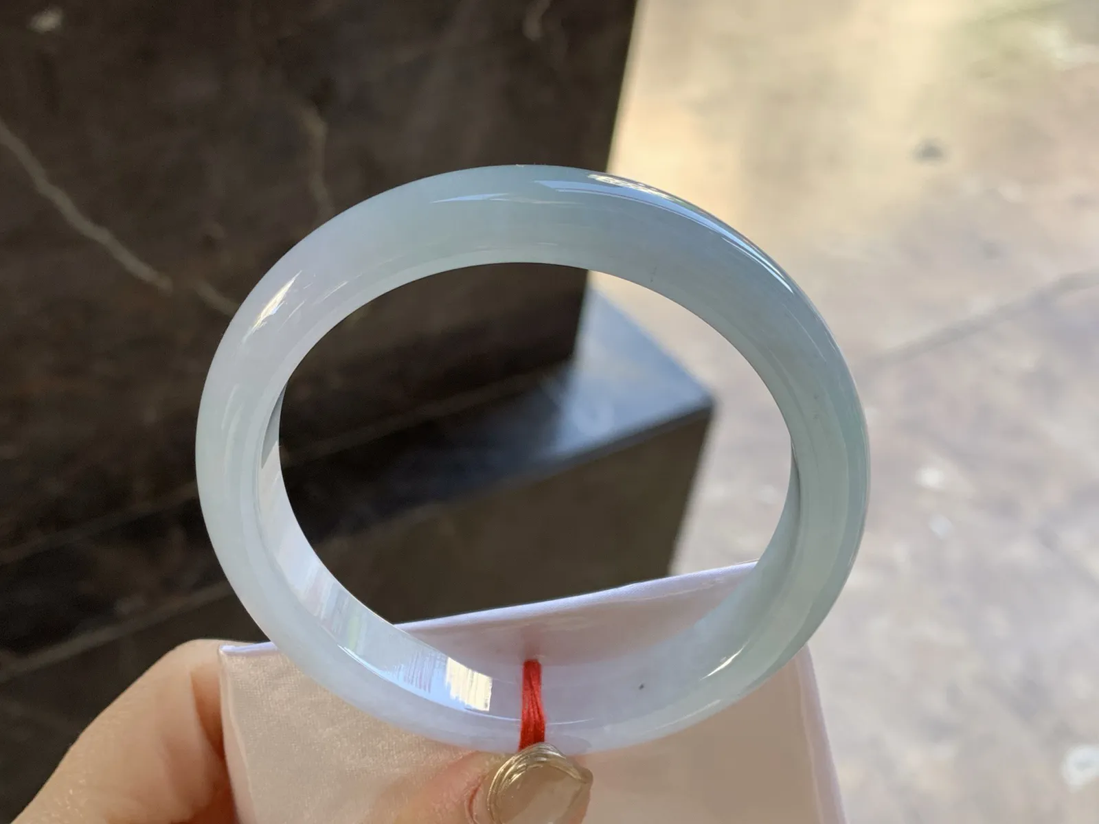 细糯手镯
尺寸：60-12.2-8.3mm
底子细腻有种水 大圈口