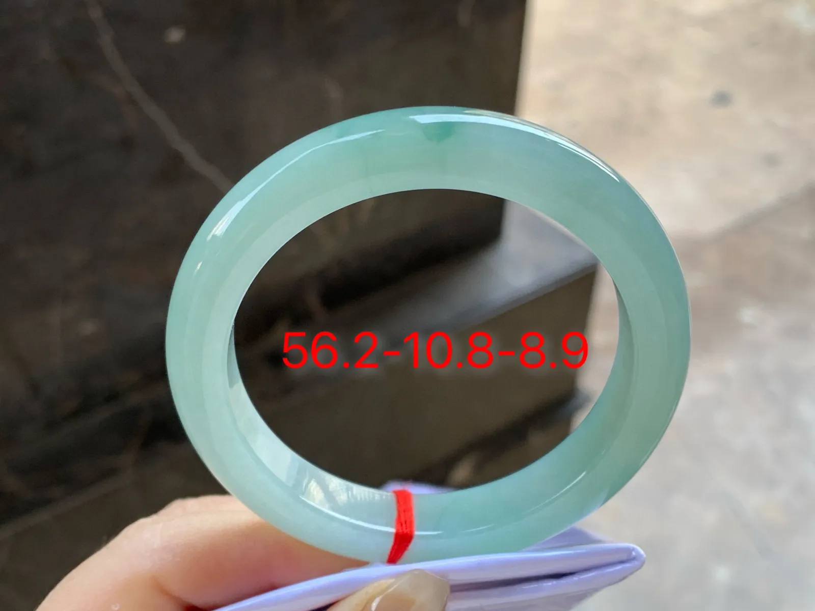 飘花手镯
尺寸：56.2-10.8-8.9
底子细腻干净～