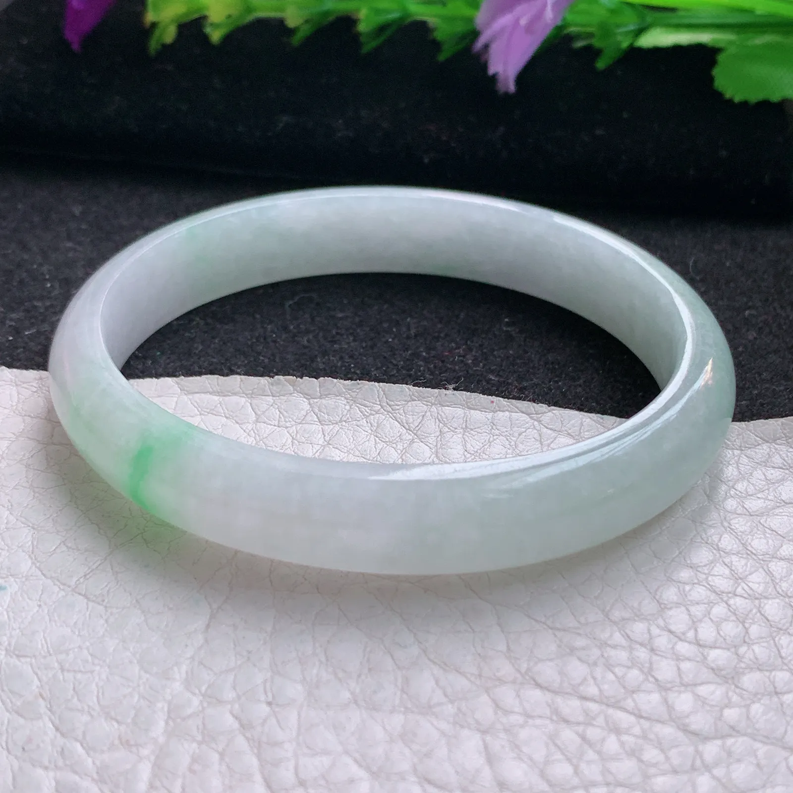 js实拍56*51*10.5*6贵妃镯 天然缅甸翡翠秀气飘绿椭形宽边玉手镯 玉手环