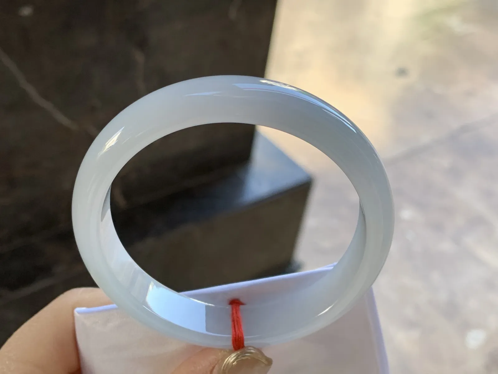 细糯手镯
尺寸：57.5-12.8-7.2mm
底子细腻有种水 小清新