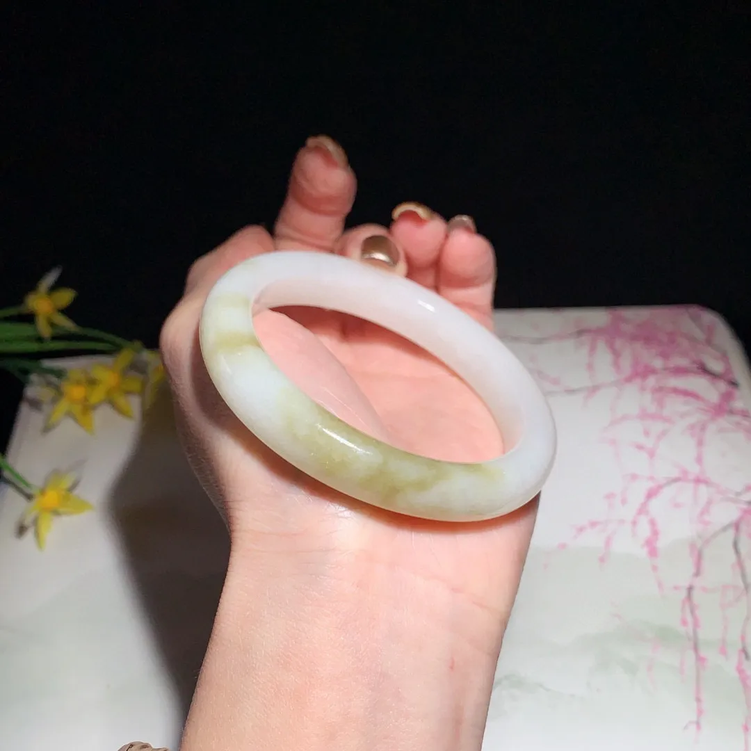 和田玉57.5圈口蜂蜜水色手镯！玉质细腻油润 底色纯净 无裂无黑 脂粉好，品质高