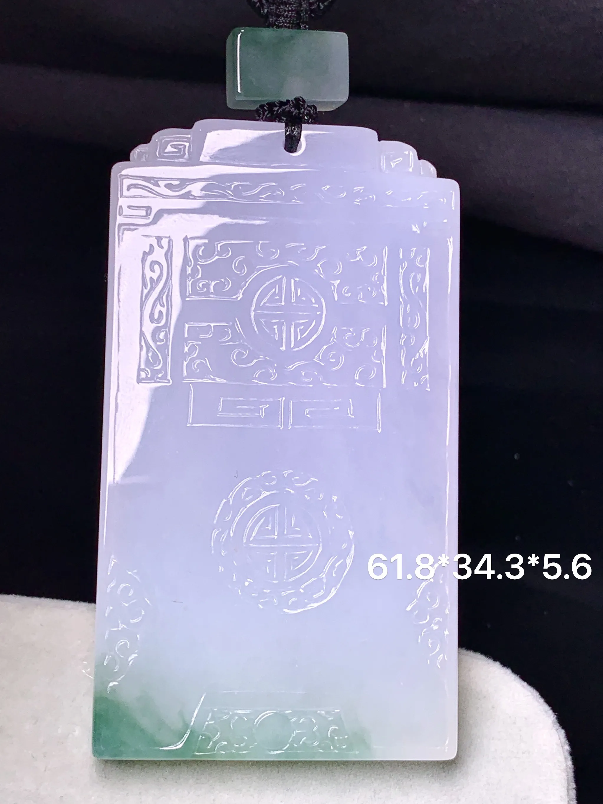 飘绿雕花无事牌吊坠 玉质细腻 色泽清新艳丽 整体尺寸61.8*34.3*5.6