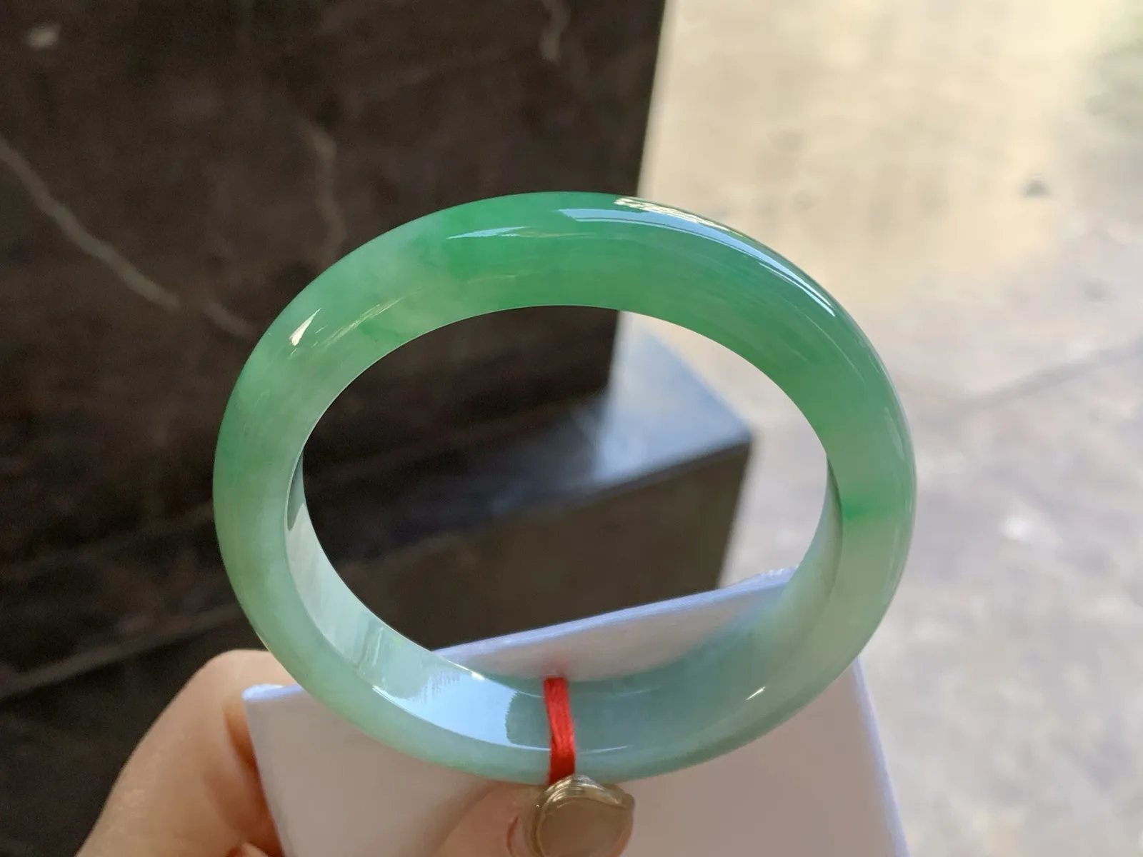 带色手镯
尺寸：57-12.6-8.5mm
肉质细腻 一段绿色浓郁