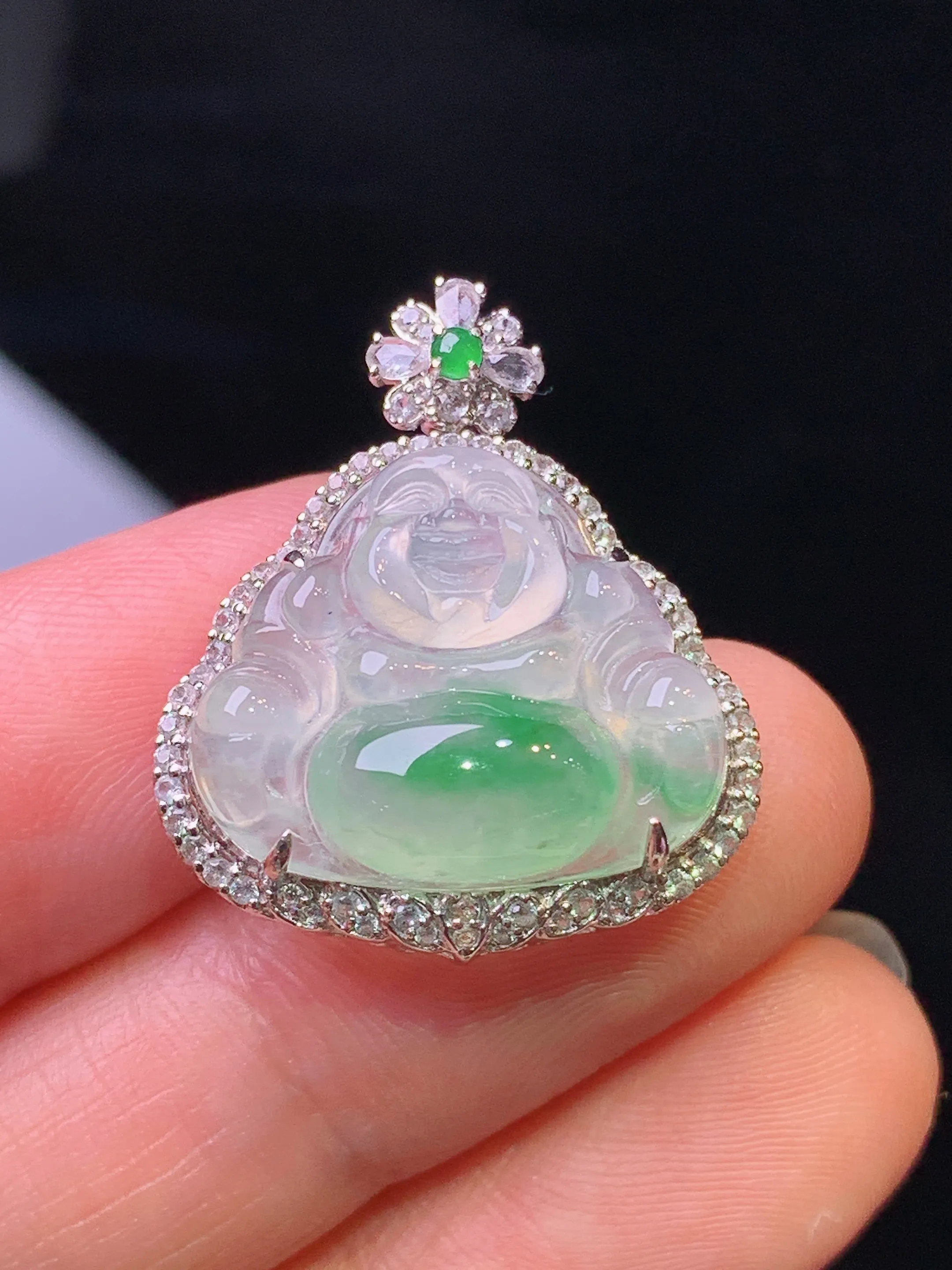 18k金钻镶嵌冰种飘绿佛公吊坠 玉质细腻 色泽清新艳丽 整体尺寸25.3*21.5*8.2