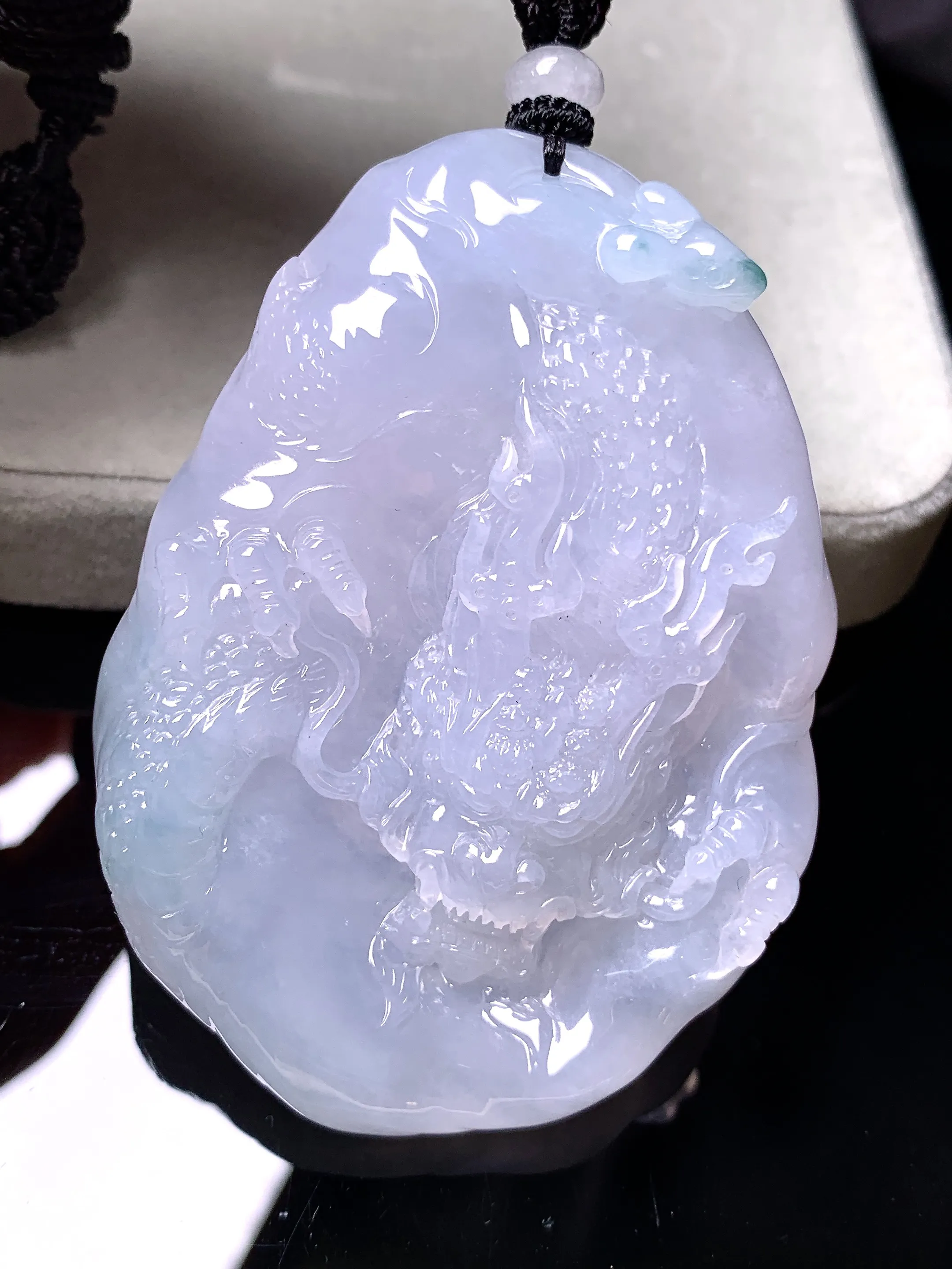 飘绿龙牌吊坠 玉质细腻 色泽清新艳丽 整体尺寸69.5*50*10.5