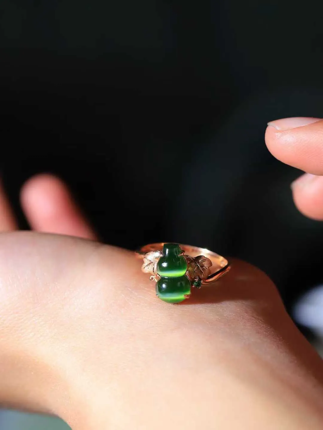 【金镶玉.福禄.戒指】

精品和田玉碧玉猫眼18k金镶嵌葫芦戒指，玉质细腻油润，造型饱满圆润，手感