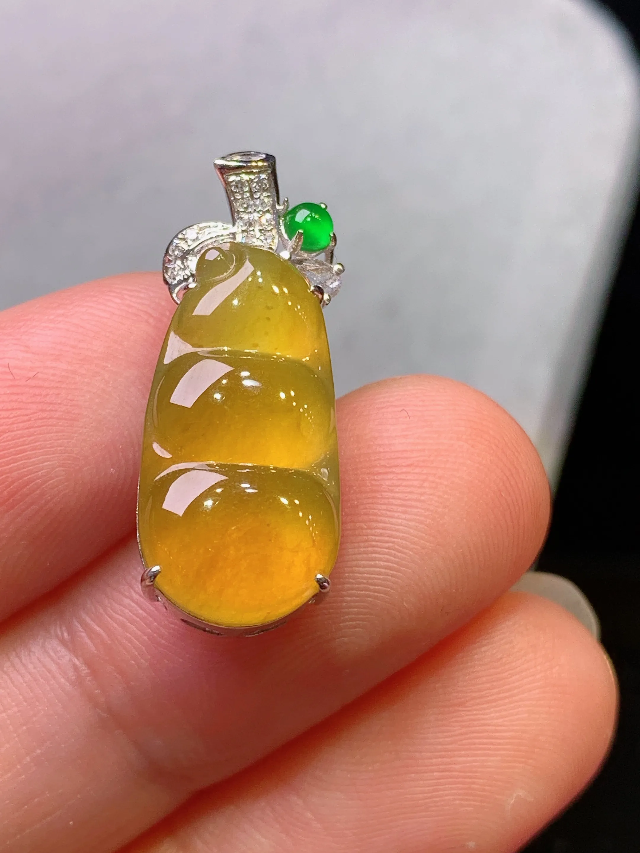 18k金钻镶嵌黄翡四季豆吊坠 玉质细腻 色泽清新艳丽 整体尺寸23.6*9.3*6.6