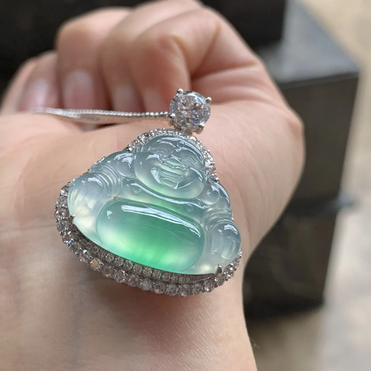 冰飘绿佛公
肚里藏金～