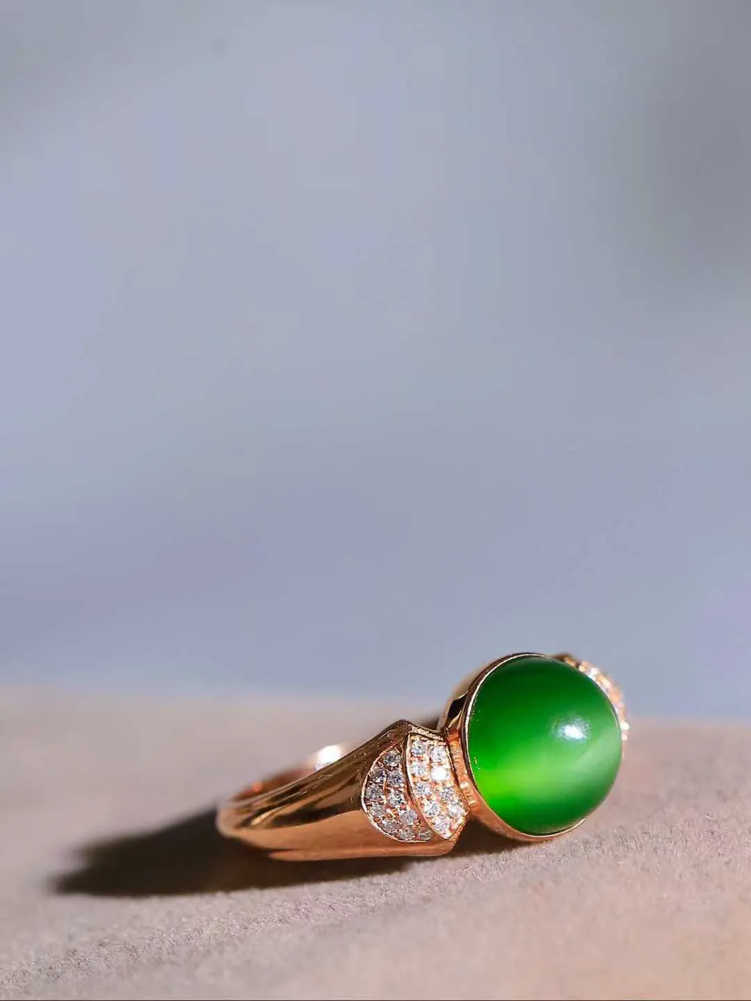 【金镶玉.戒指】

精品和田玉碧玉猫眼18k金镶嵌戒指 玉质细腻温润 油性十足 ，不论时光如何流转变化，这枚戒指始终闪耀着最初的光芒。精工镶嵌18K金 （保真金 可检测贵金属18K金） 重2.6克 尺寸17-8.5-7.8mm 78171459A