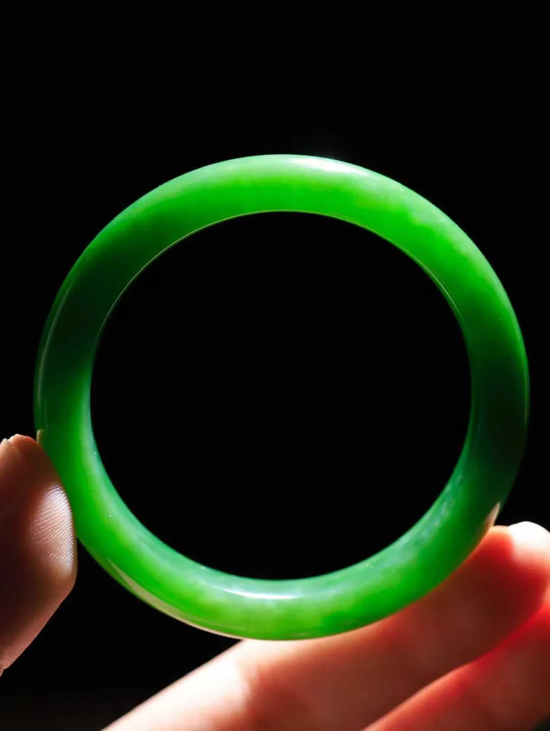 【碧波流转·手镯】

精品和田玉碧玉手镯，玉质细腻温润，手感舒适，️线条流畅，简约大气，美自天成，佩戴于腕间，婉约之美，举手投足间透出那份低调奢华，醉人心扉。
重38.6克 内径圈口52mm尺寸10.7-7.5mm  FDA-13151208