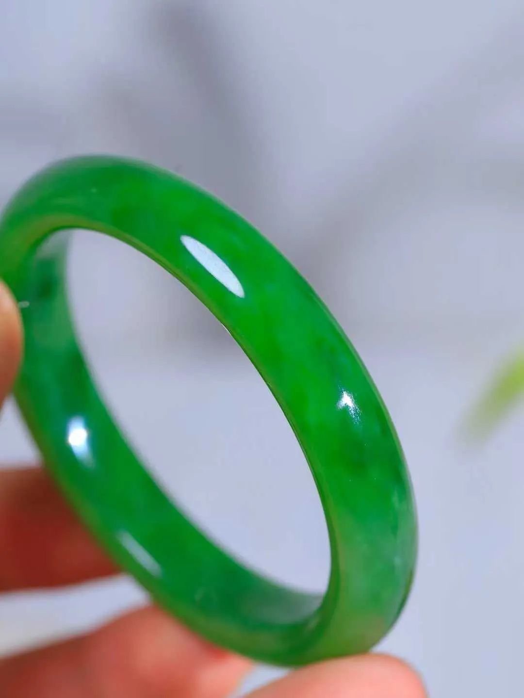 【碧波流转·手镯】

精品和田玉碧玉手镯，玉质细腻温润，手感舒适，️线条流畅，简约大气，美自天成，佩戴于腕间，婉约之美，举手投足间透出那份低调奢华，醉人心扉。
重38.6克 内径圈口52mm尺寸10.7-7.5mm  FDA-13151208