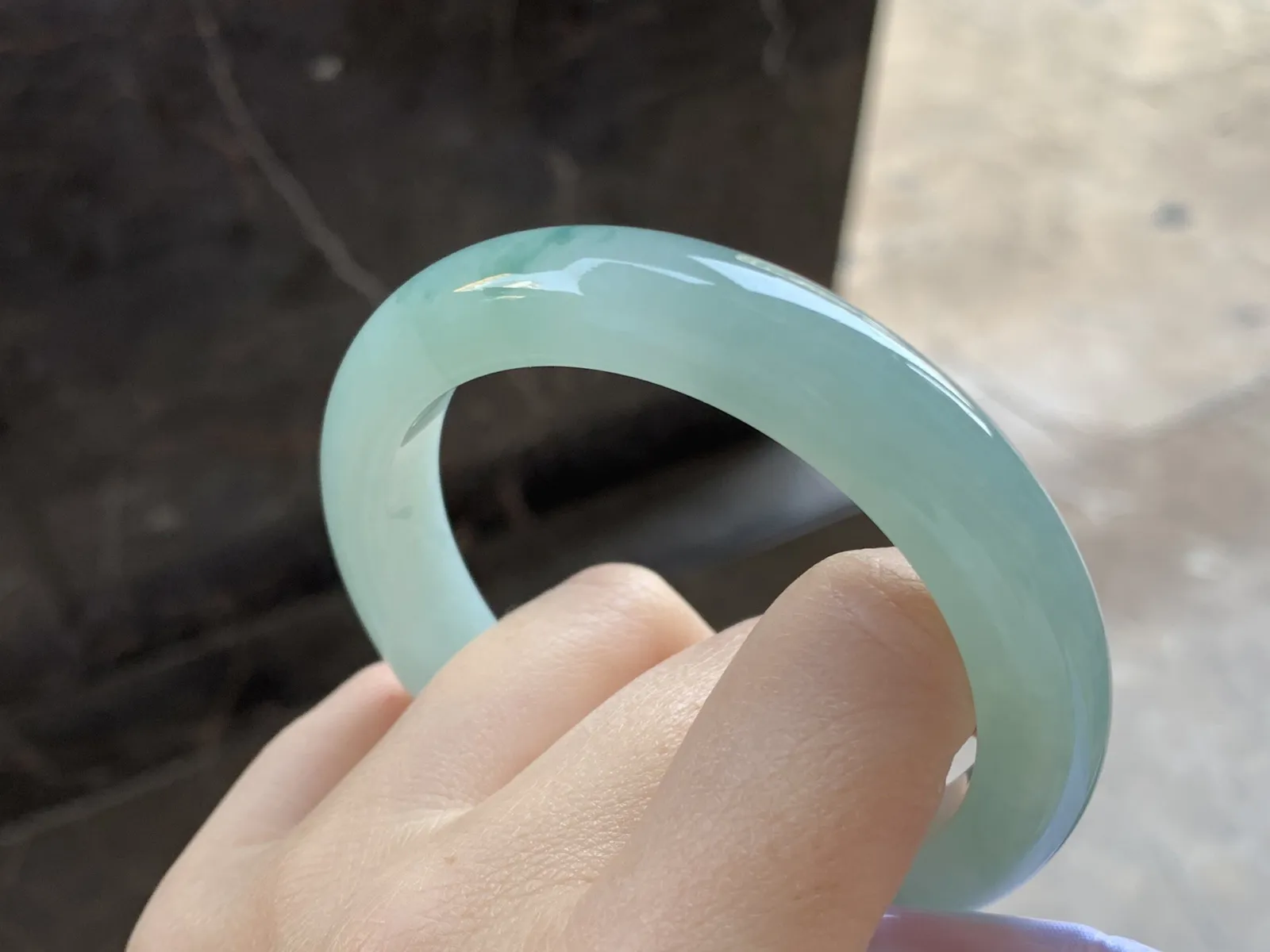 飘花手镯
尺寸：56.2-10.8-8.9
底子细腻干净～