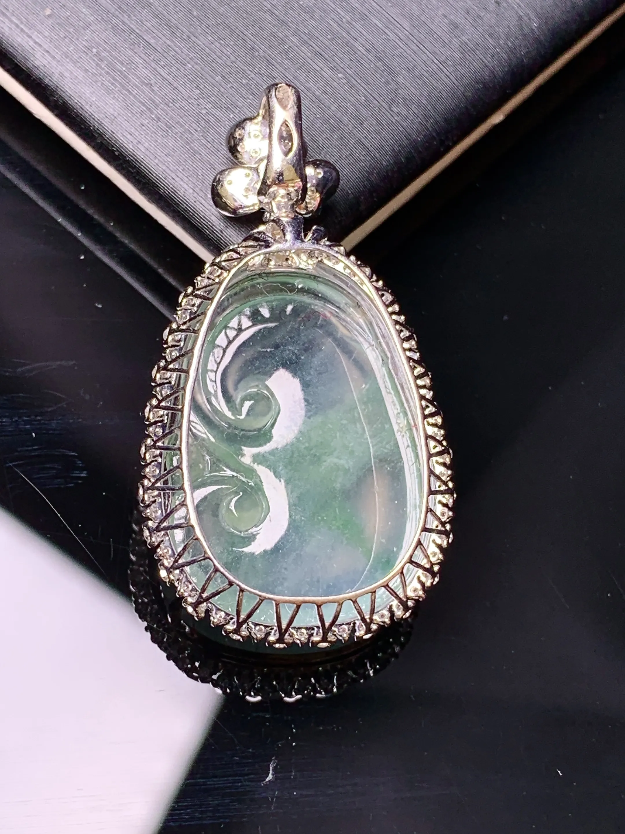 18k金钻镶嵌冰种如意吊坠 玉质细腻 色泽清新艳丽 整体尺寸34.2*18.5*8.2