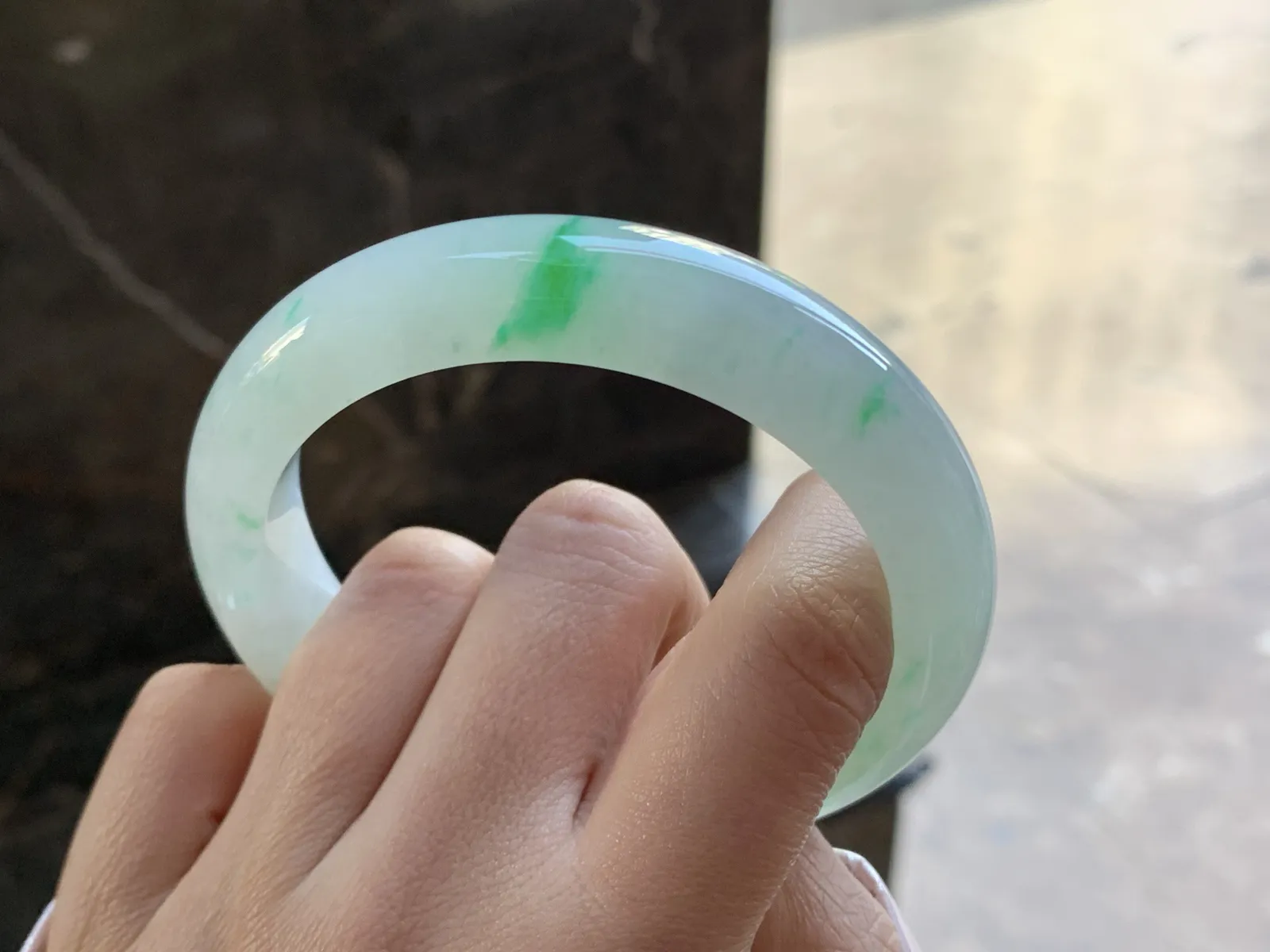 带色手镯
尺寸：58-13-9.3mm
有种有色～阳绿色点缀