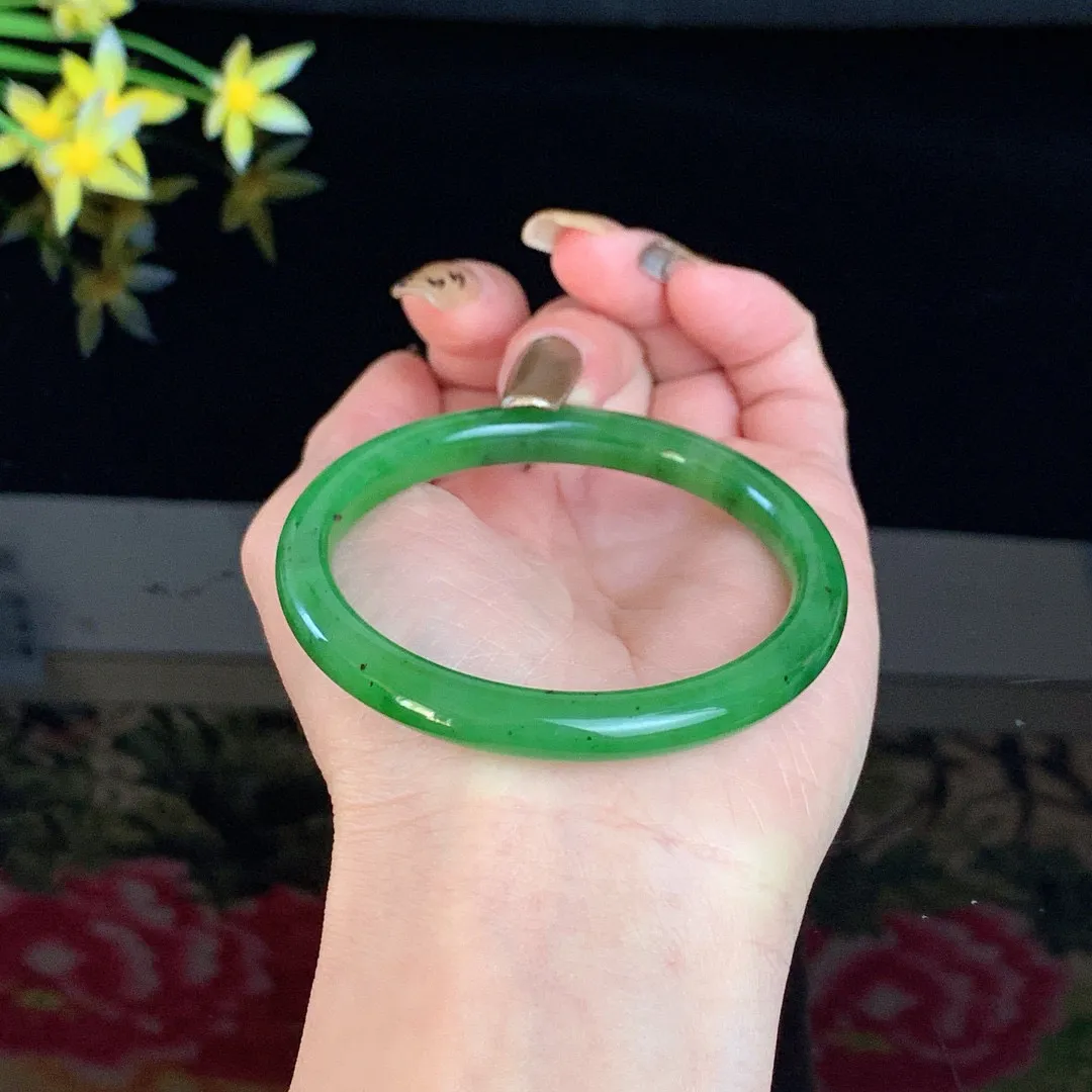 和田玉53.8圈口阳绿色碧玉手镯！玉质细腻油润 底色纯净 无裂无棉 脂粉好，品质高