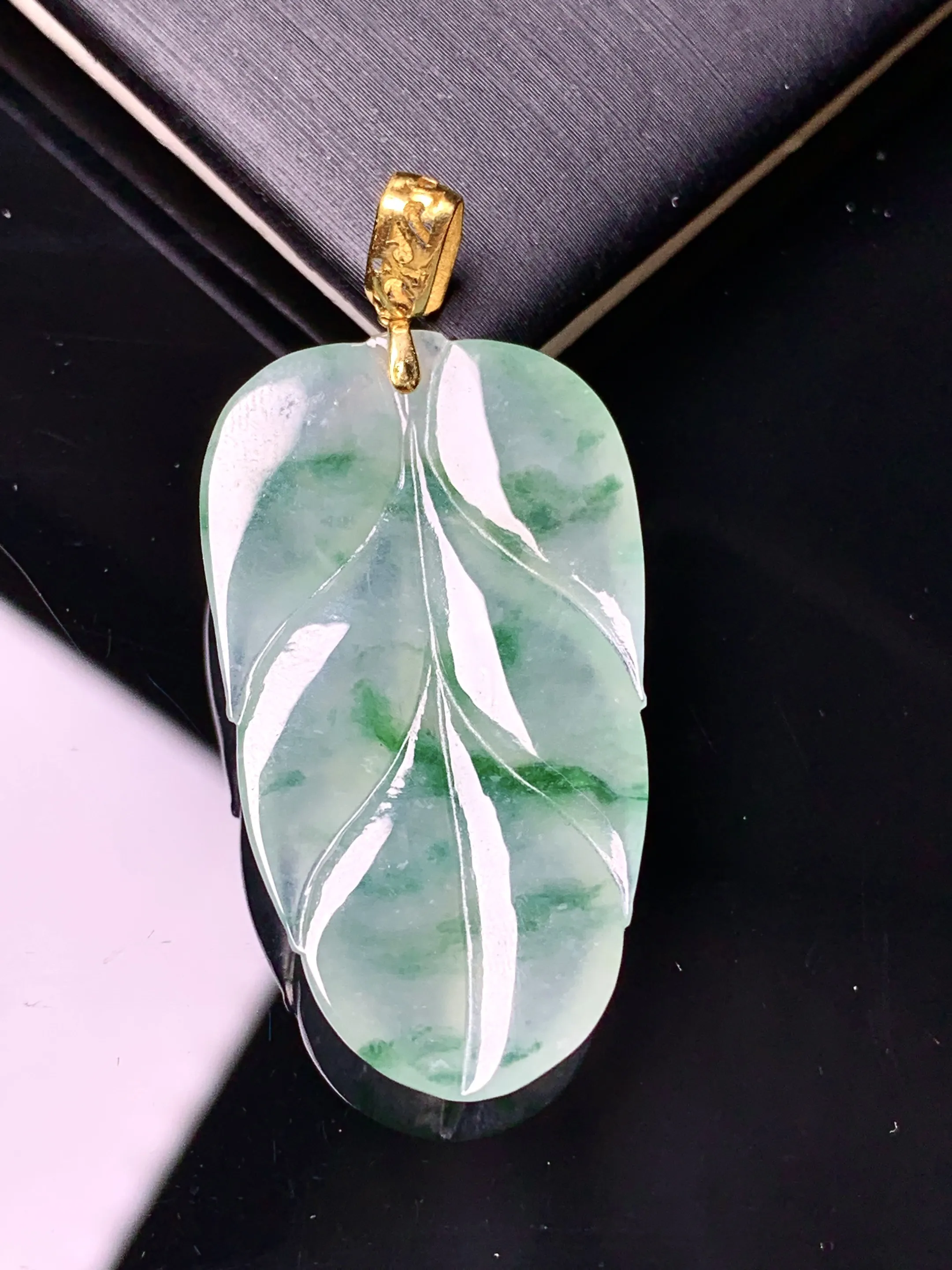 18k金镶嵌冰种飘绿树叶吊坠 玉质细腻 色泽清新艳丽 整体尺寸42*19.2*4.5