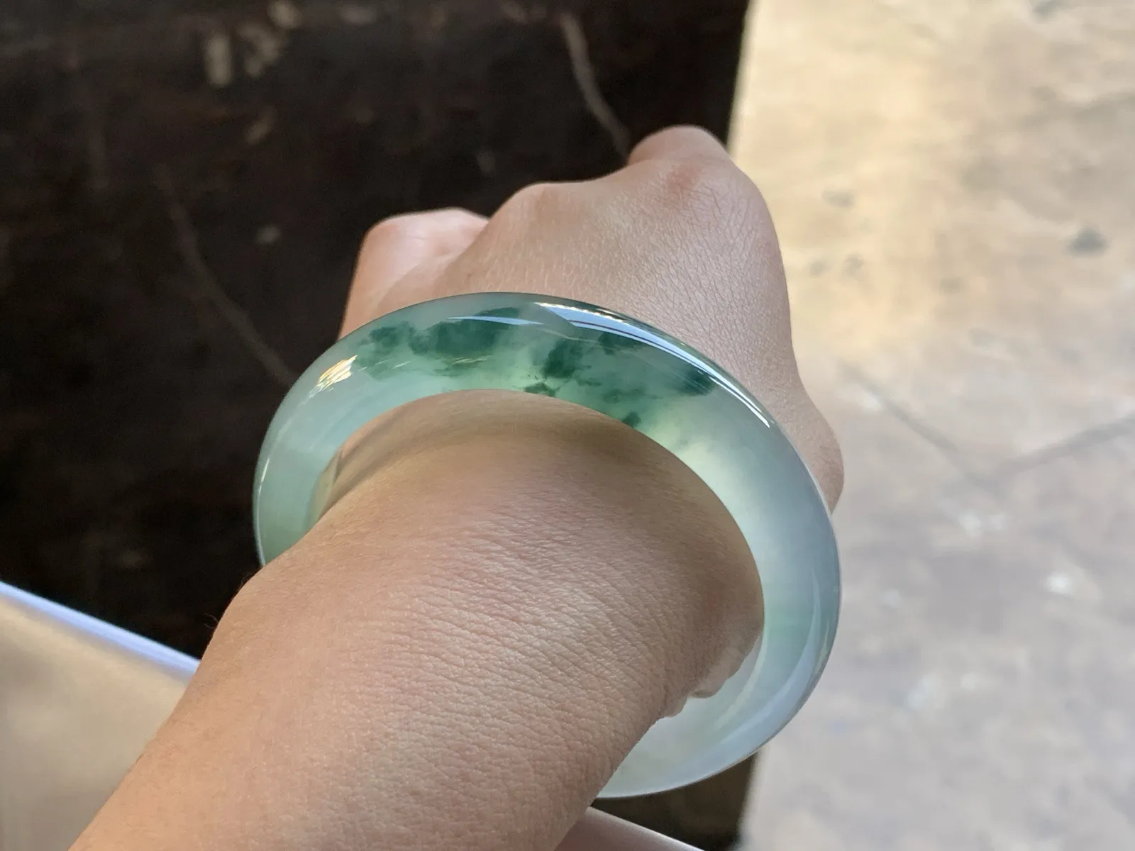 冰蓝花晴水手镯
尺寸：55-12.5-8.5mm
冰味十足 种老肉细