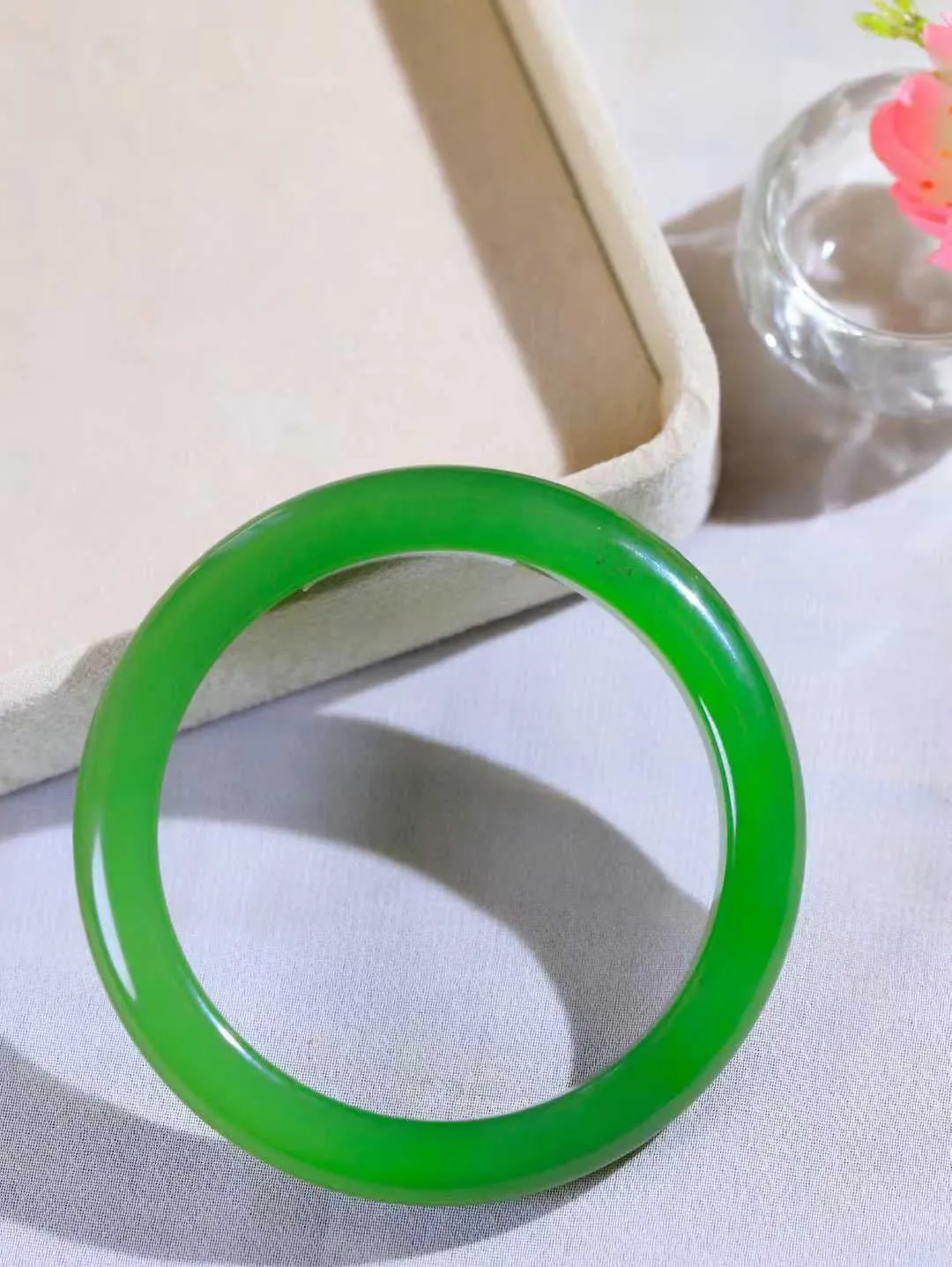 【一见钟情·手镯】

收藏级臻品和田玉碧玉圆条手镯。镯型饱满，温润细腻，脂润沁香。️执一卷书，沏一盏茶，着一袭裙，戴一只镯。淡淡浅笺，素心若兰，静赏玉中诗画。悠悠岁月，芊手轻摘，盛满诗样芳华。重66克   内径圈口58mm 尺寸11.5-11mm  FDA-55101200