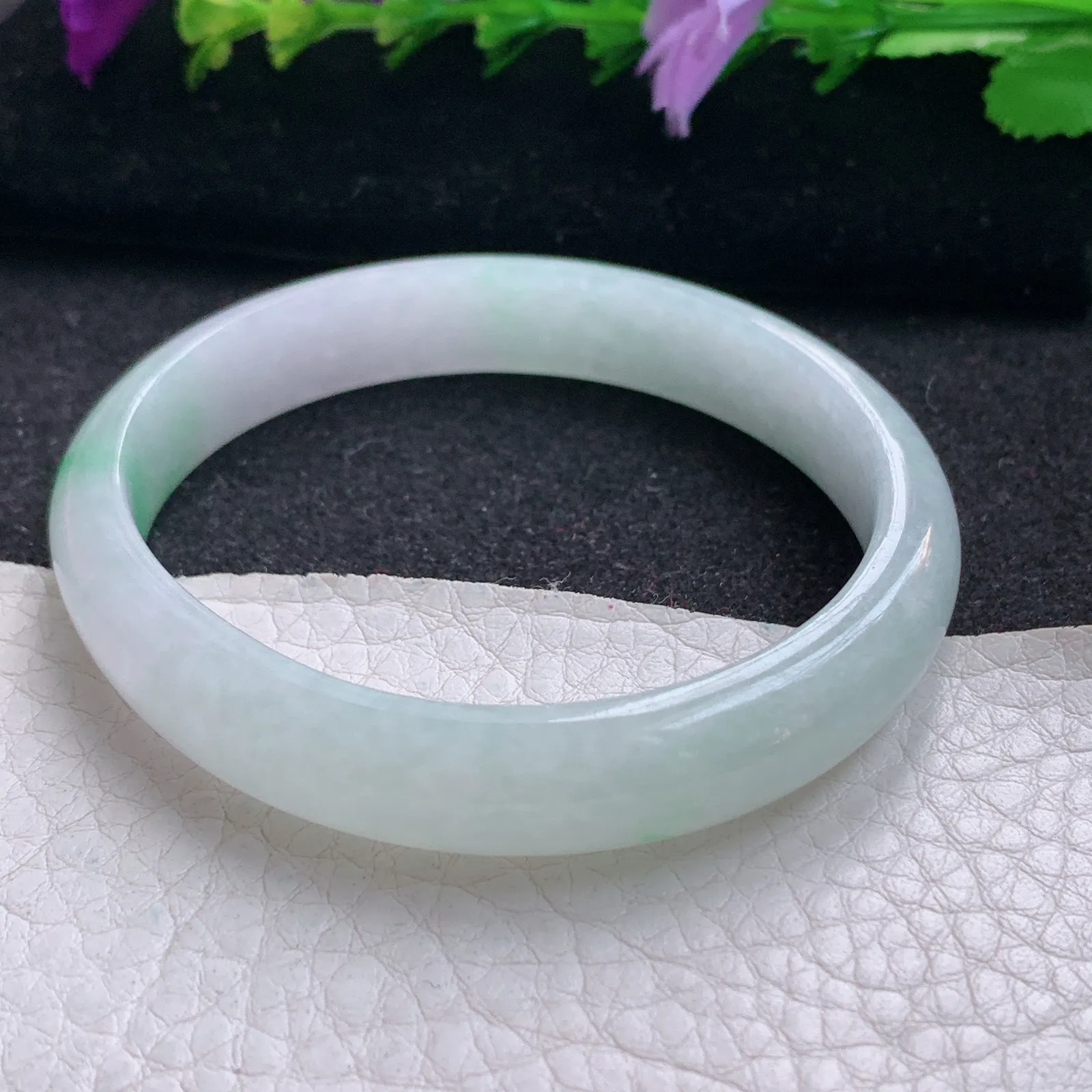 js实拍56*51*10.5*6贵妃镯 天然缅甸翡翠秀气飘绿椭形宽边玉手镯 玉手环