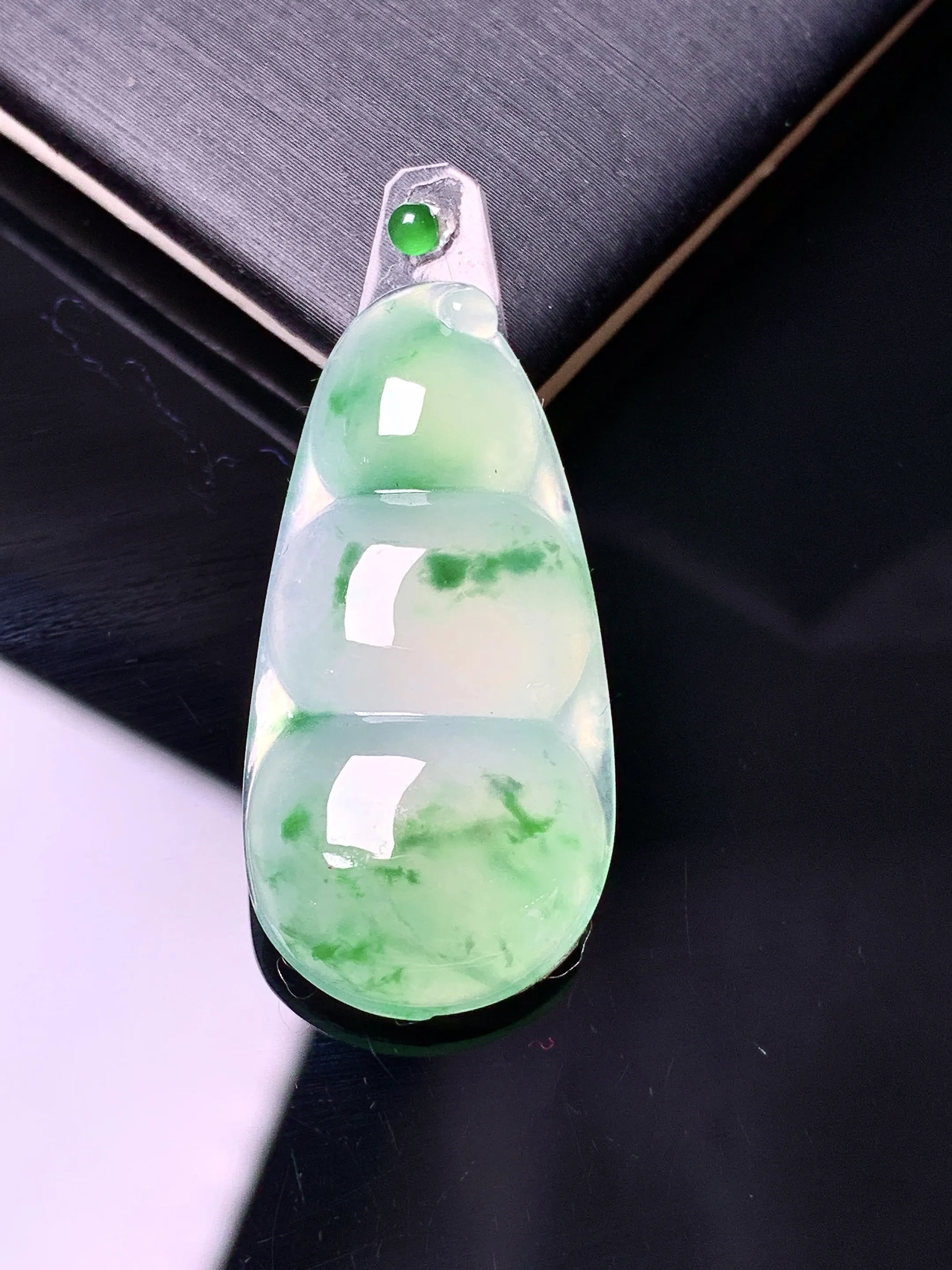 镶嵌款 冰种飘绿四季豆吊坠 玉质细腻 色泽清新艳丽 整体尺寸31.8*15.5*4.8
