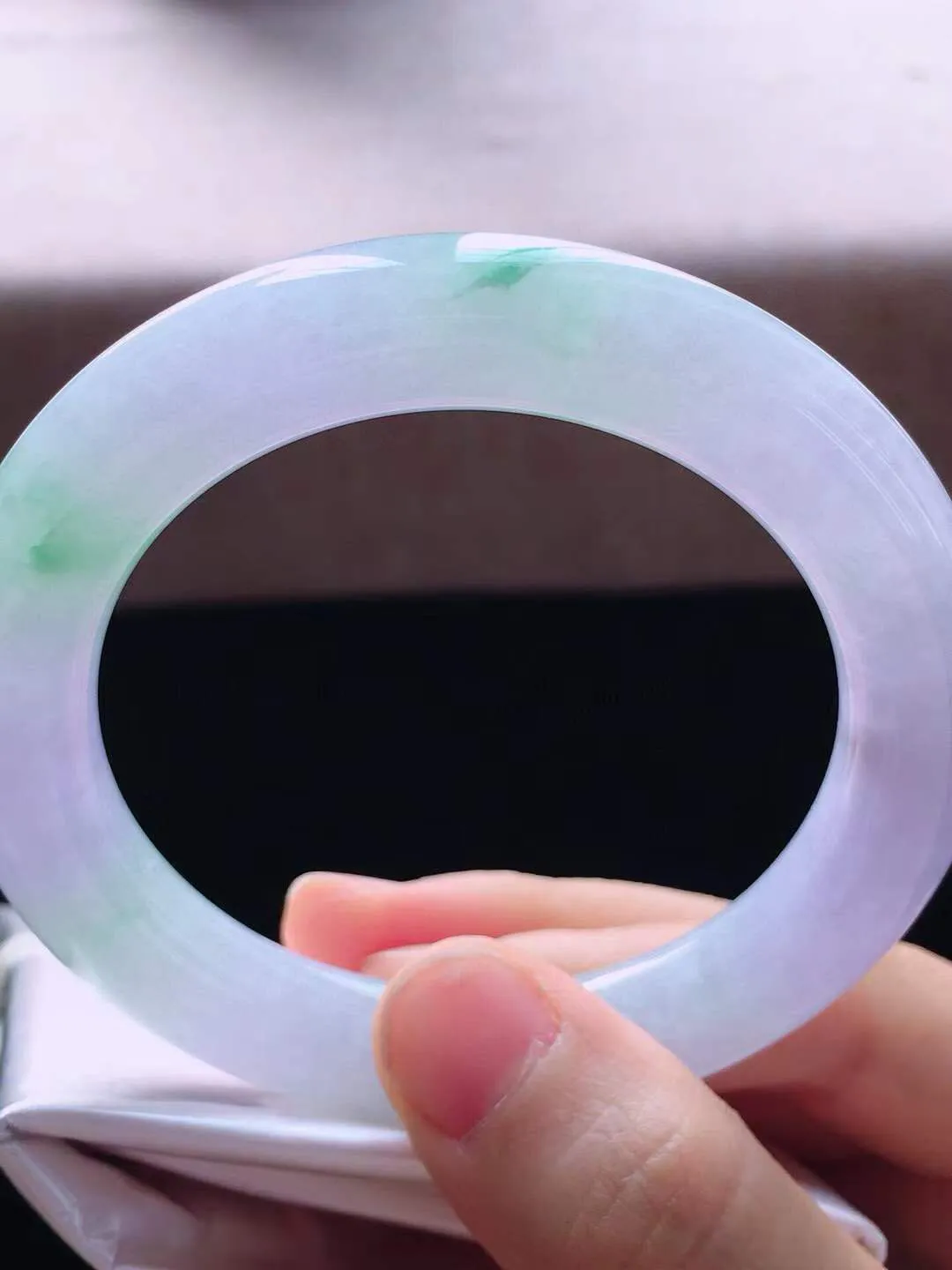 【翡翠名称】老种冰春彩54.5圈口圆条手镯
【翡翠尺寸】54.5*10.3*10.5mm适合54.5-57正圈口佩戴
【翡翠描述】宝贝种老水足，玉质细腻，色泽靓丽，性价比高，佩戴效果好！
【其它赠送】权威证书/精美挂绳盒子/支持全国复检