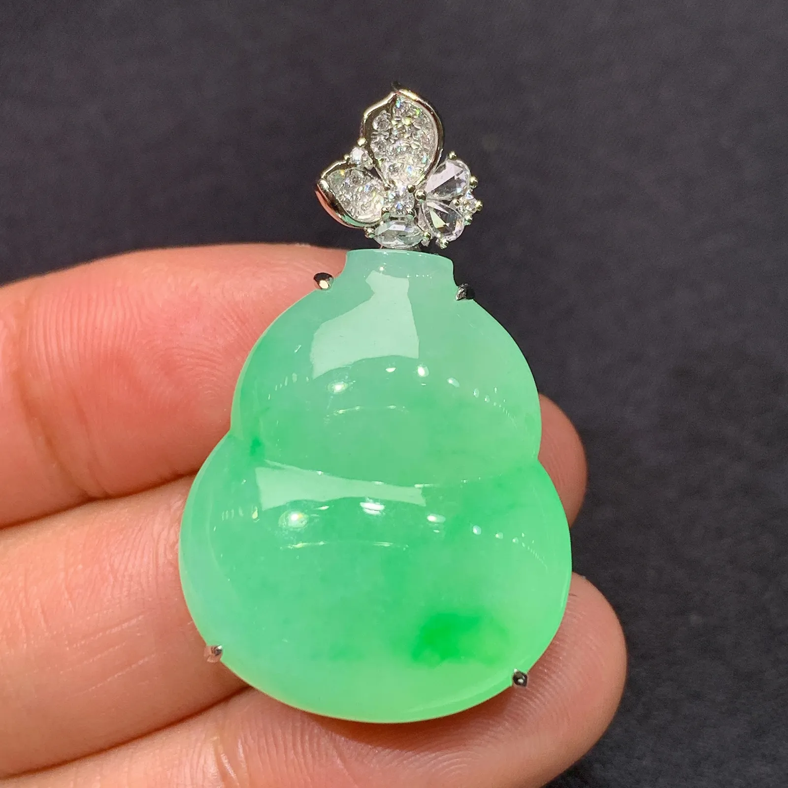 果绿葫芦吊坠，18k金镶嵌，冰润色阳，玉质细腻，种水足，Xj 尺寸34.7*21.2*10.5