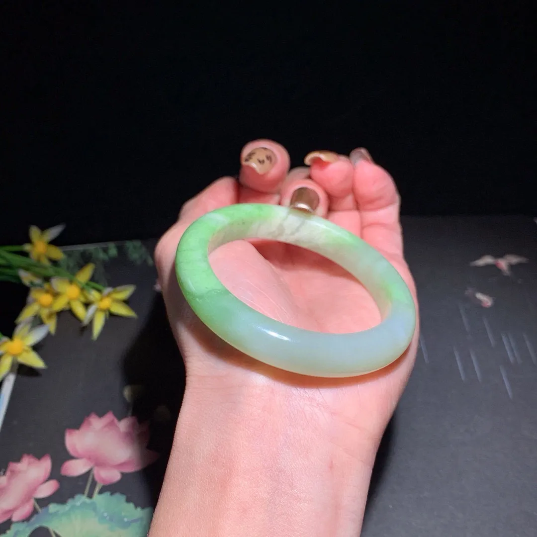 和田玉52.5圈口翠青手镯！玉质细腻油润 底色纯净 无裂无黑 脂粉好，品质高