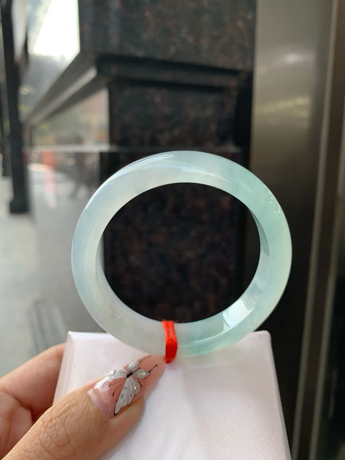 冰蓝正圈
54.1-7.8-12.8
打灯多处细纹，底妆冰润细腻，千变万化的冰晴蓝底色，拥有海的颜色，却散发着星空的光芒，这是一只来自冰川蓝的清冷气质仙女镯