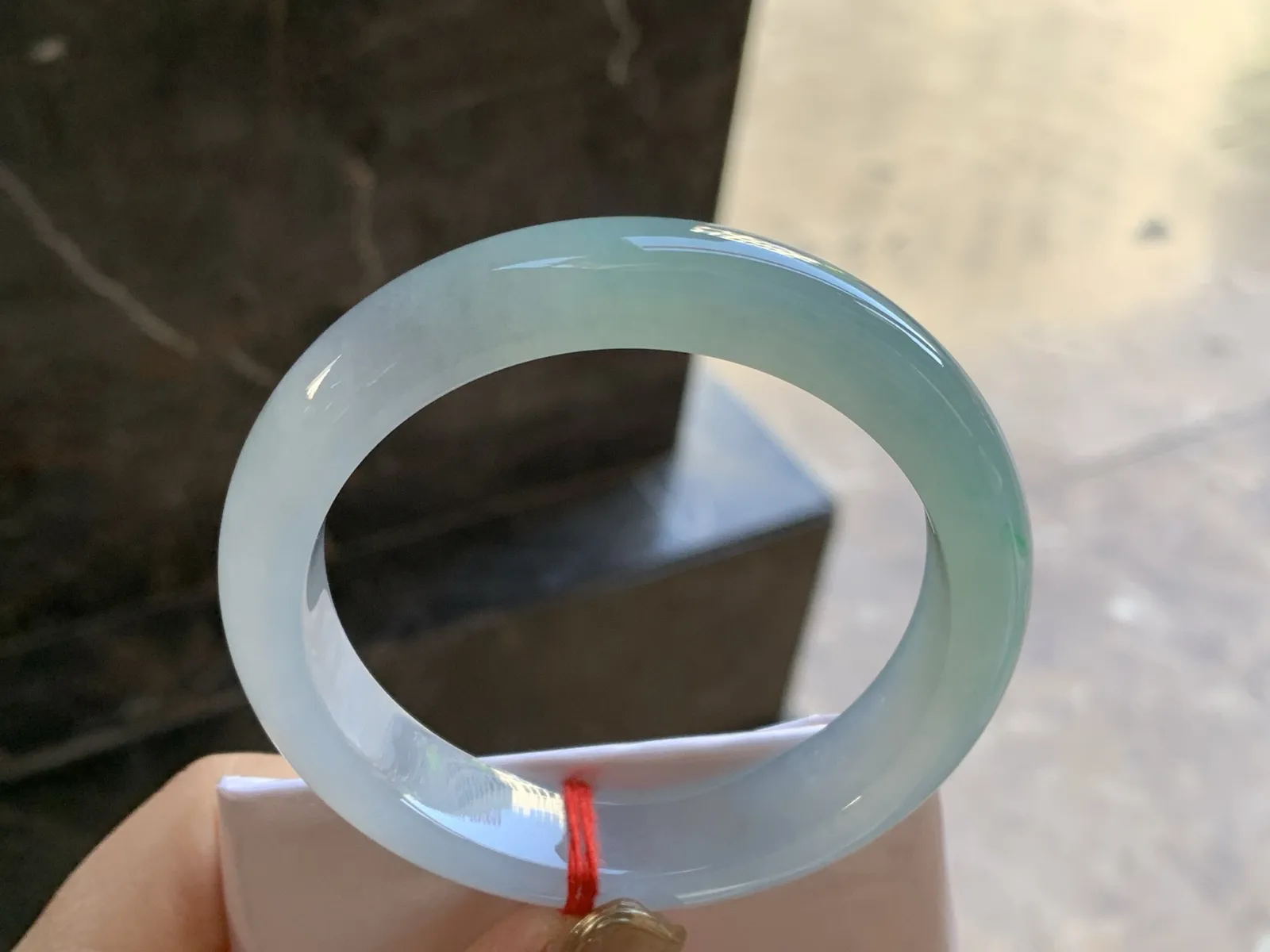 冰晴水手镯
尺寸：56.5-12.9-8.5mm
种水好 底子细腻干净