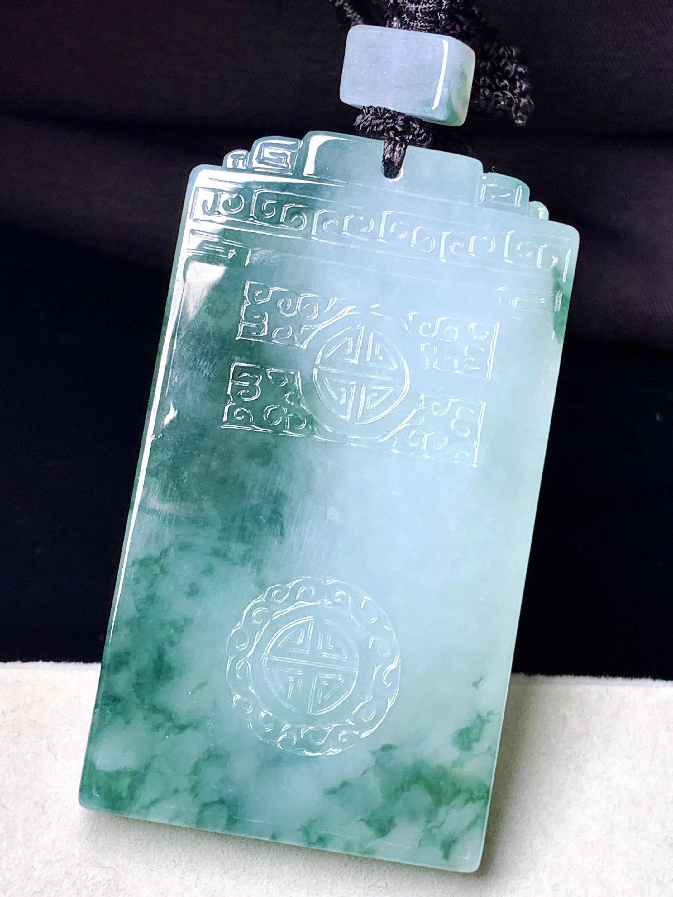 飘绿雕花无事牌吊坠 玉质细腻 色泽清新艳丽 整体尺寸54*30.8*5.8