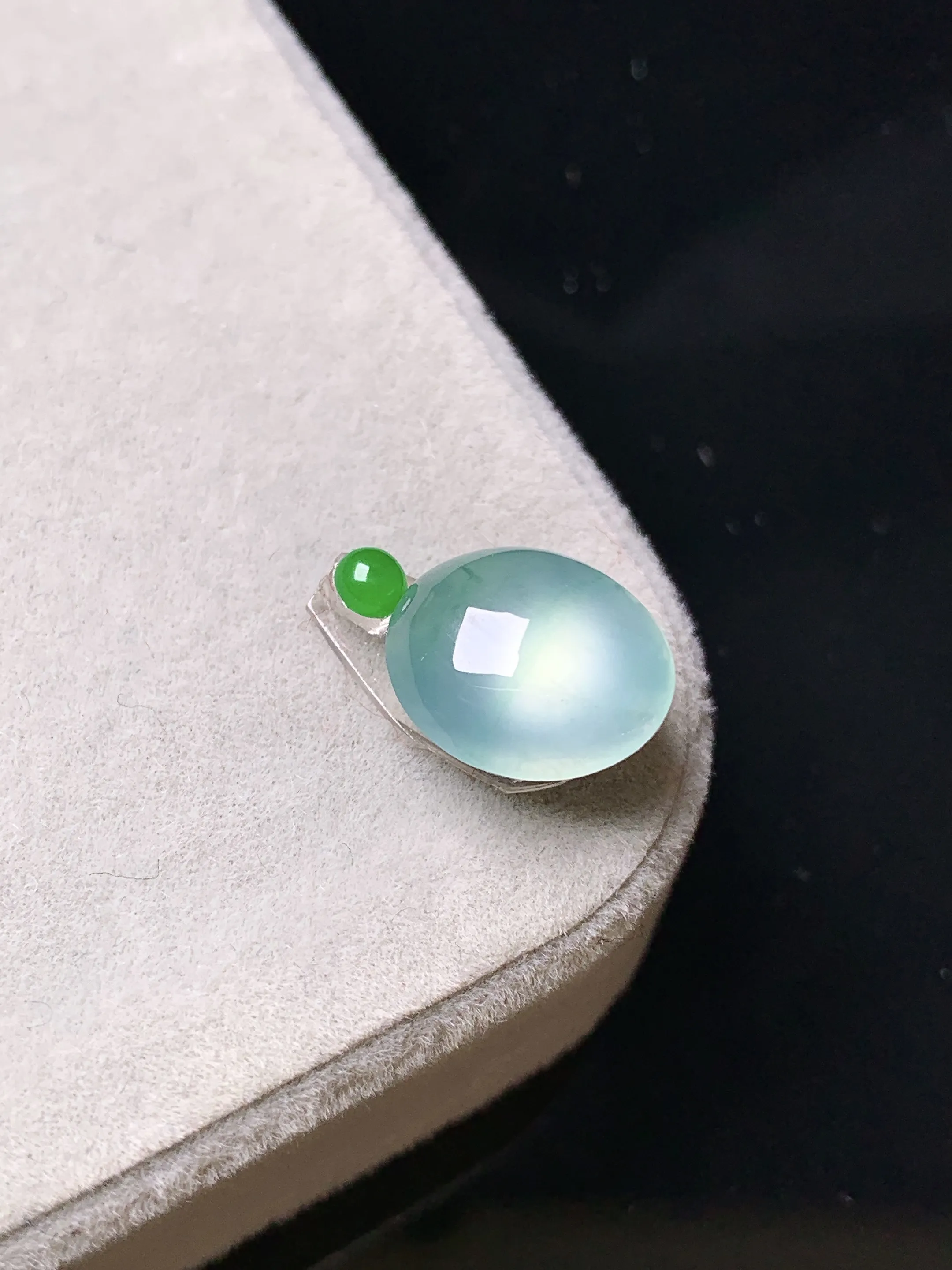 镶嵌款 冰种蛋面吊坠 玉质细腻 色泽清新艳丽 整体尺寸10.5*9.5*4.2