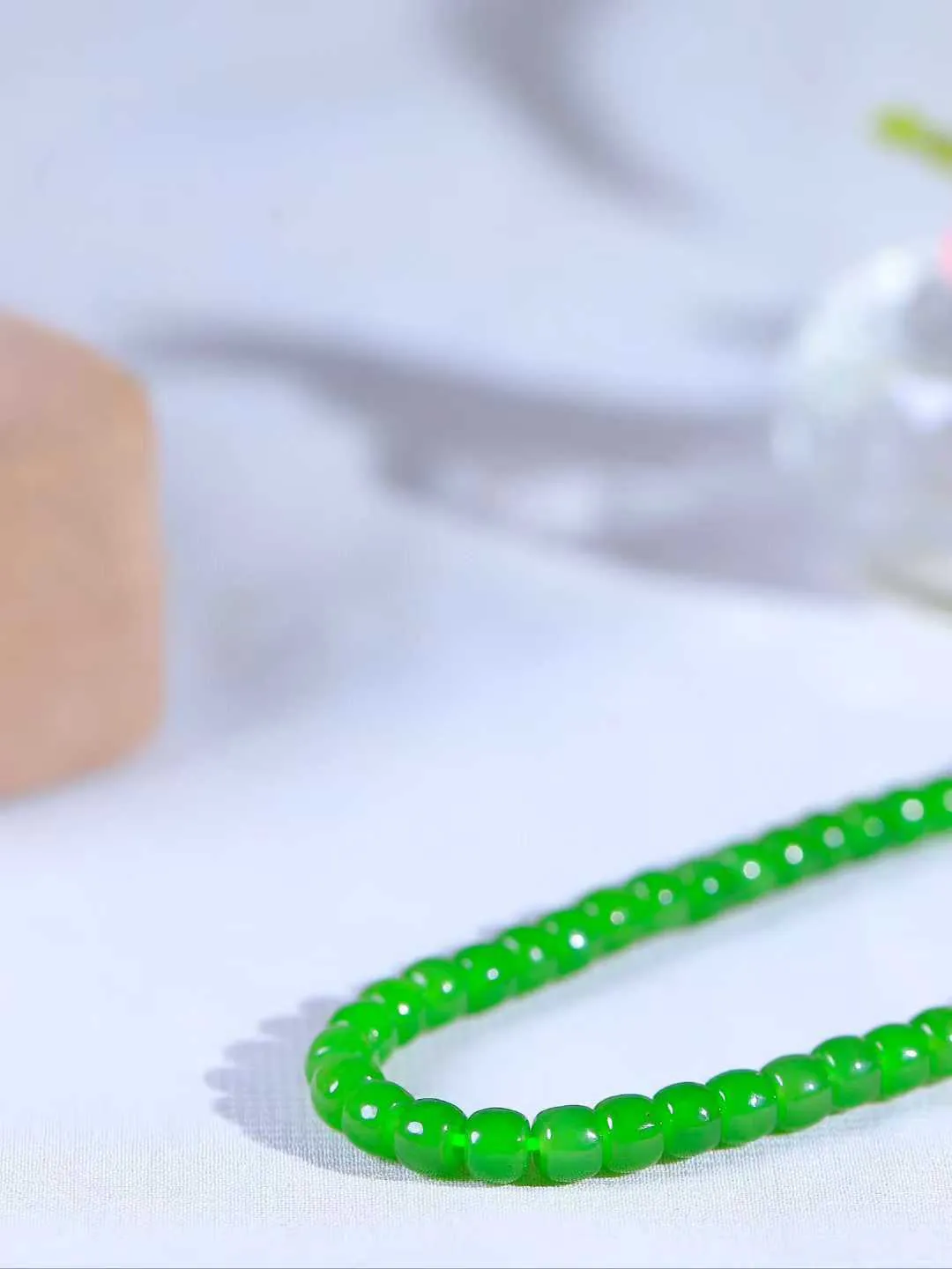 （老型珠.项链）

精品和田玉碧玉老型珠项链 玉质温润细腻 佩戴舒适。间关莺语花底滑，一生美好时光，无论身在何处，都有它相伴相守。事事顺遂，幸福美满，吉祥如意。重25.7克   尺寸取一4-4.9mm   FDA-77171231